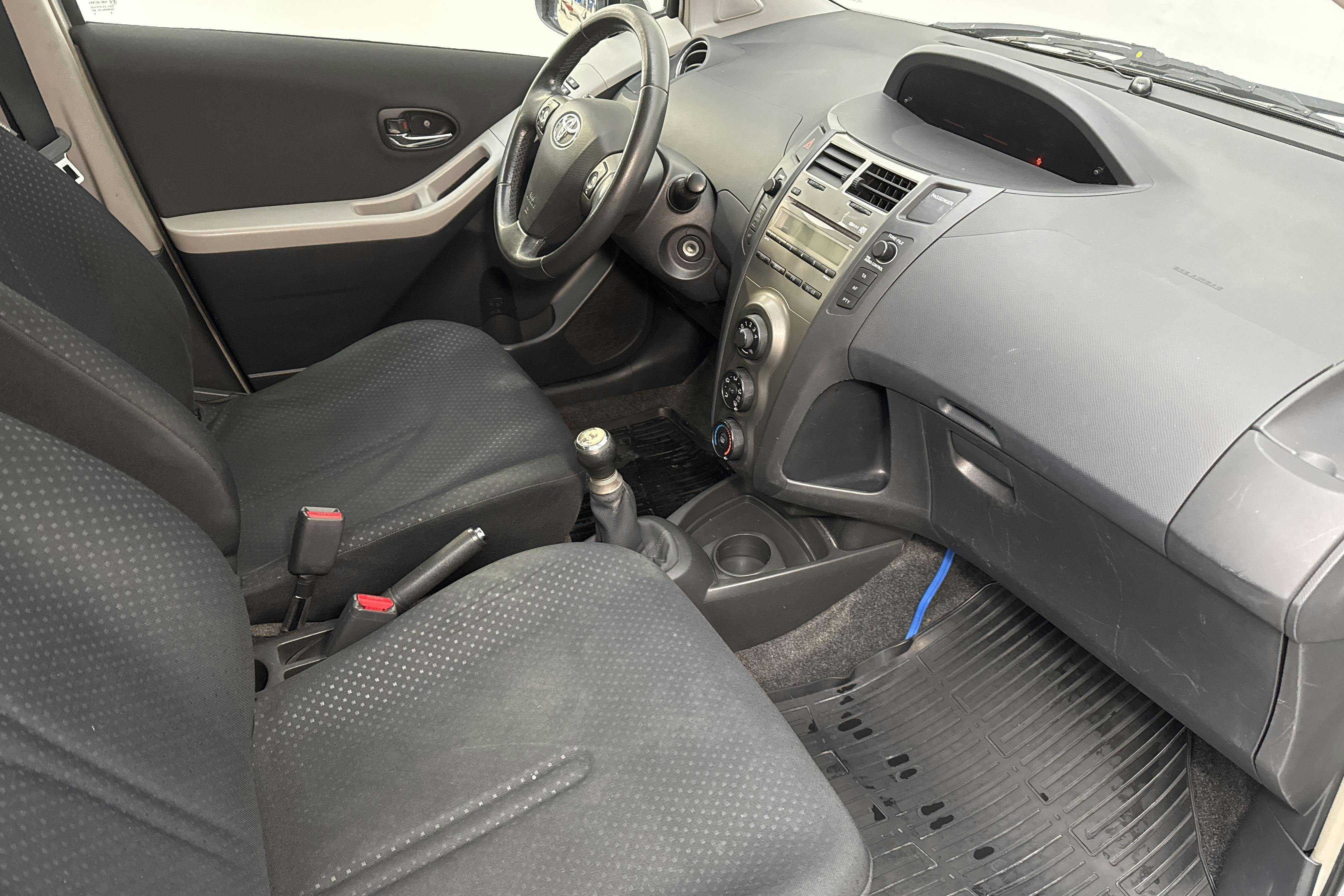 Toyota Yaris 1.0 5dr (69hk) - 238 020 km - Käsitsi - hõbe - 2010