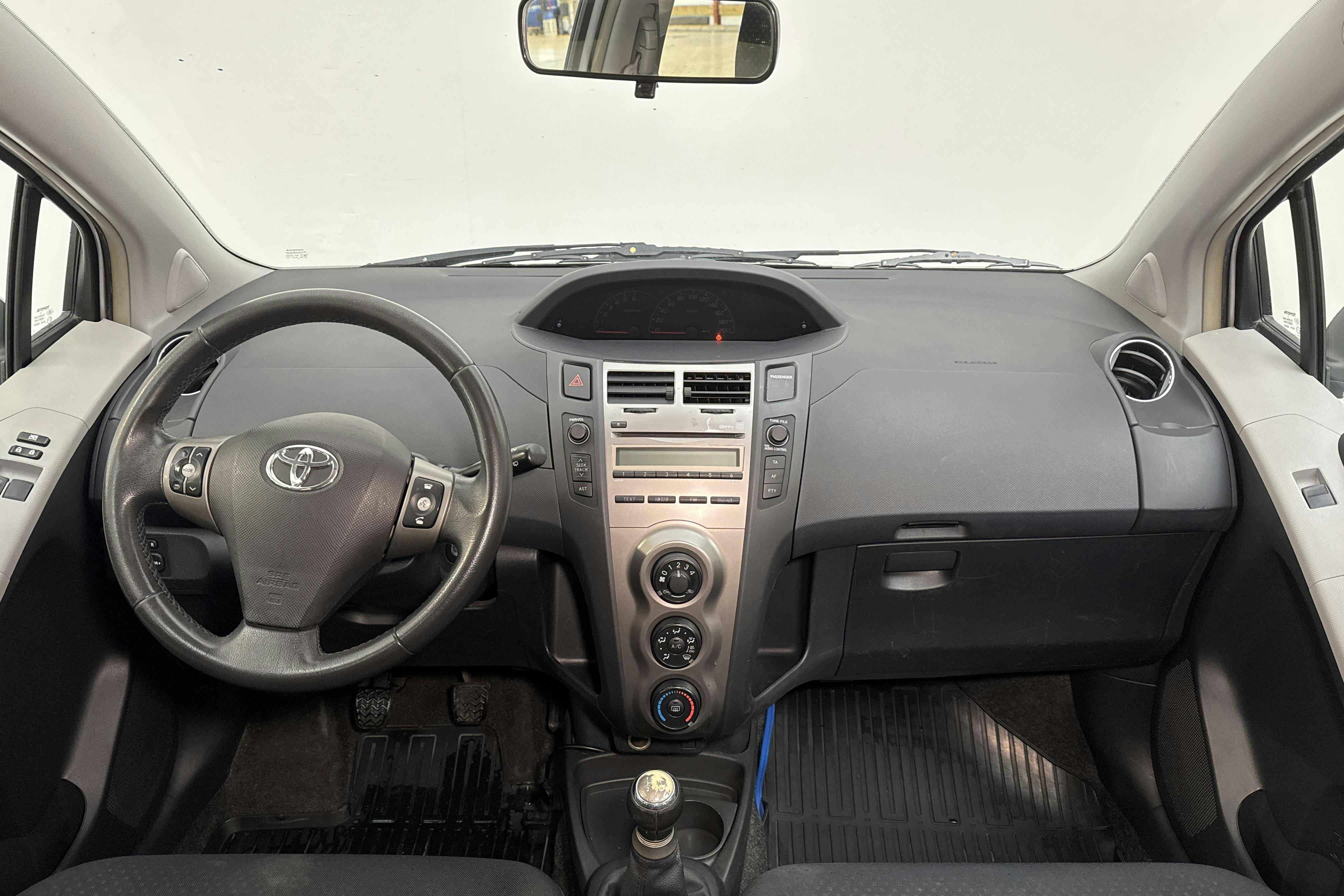 Toyota Yaris 1.0 5dr (69hk) - 238 020 km - Käsitsi - hõbe - 2010
