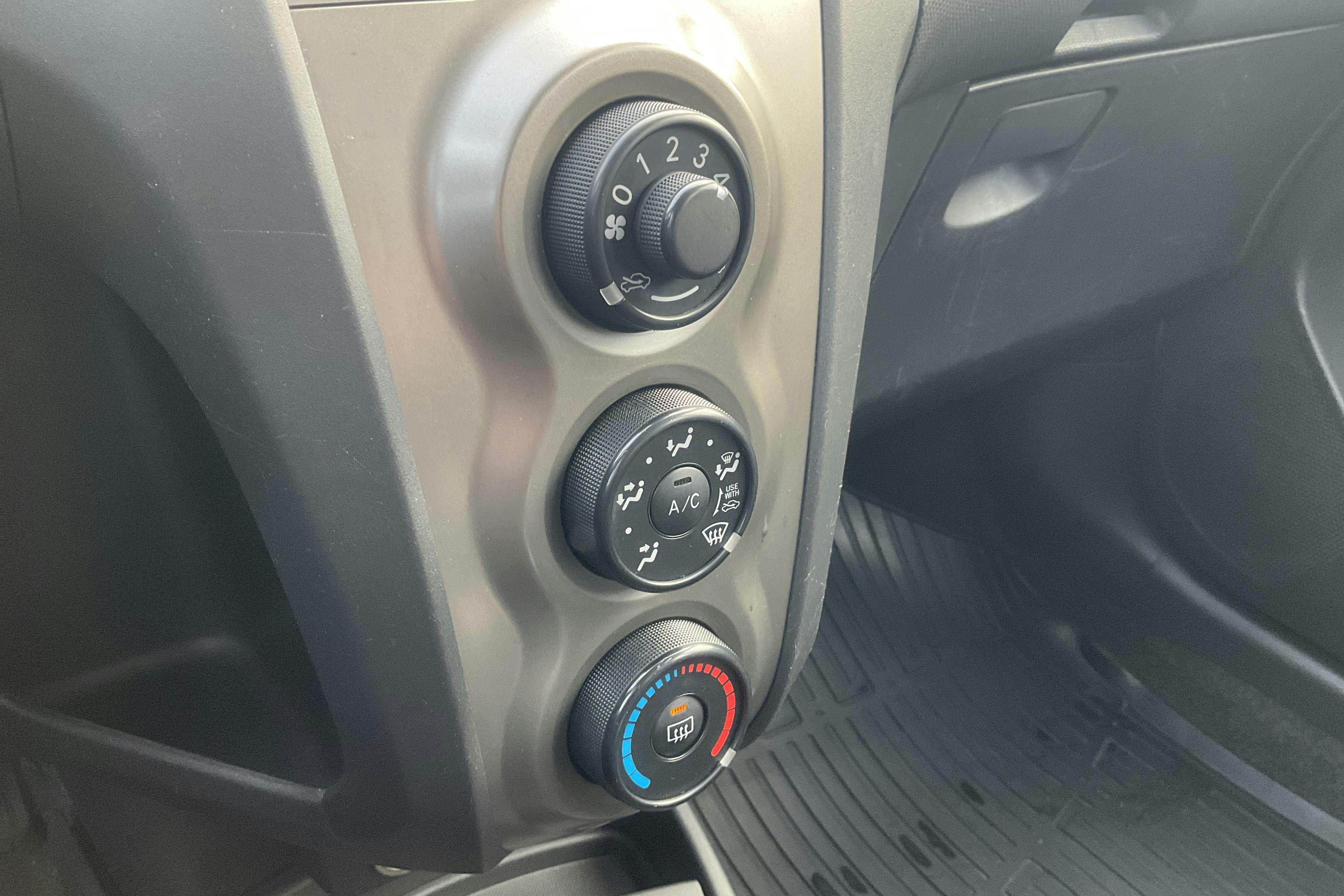 Toyota Yaris 1.0 5dr (69hk) - 238 020 km - Käsitsi - hõbe - 2010
