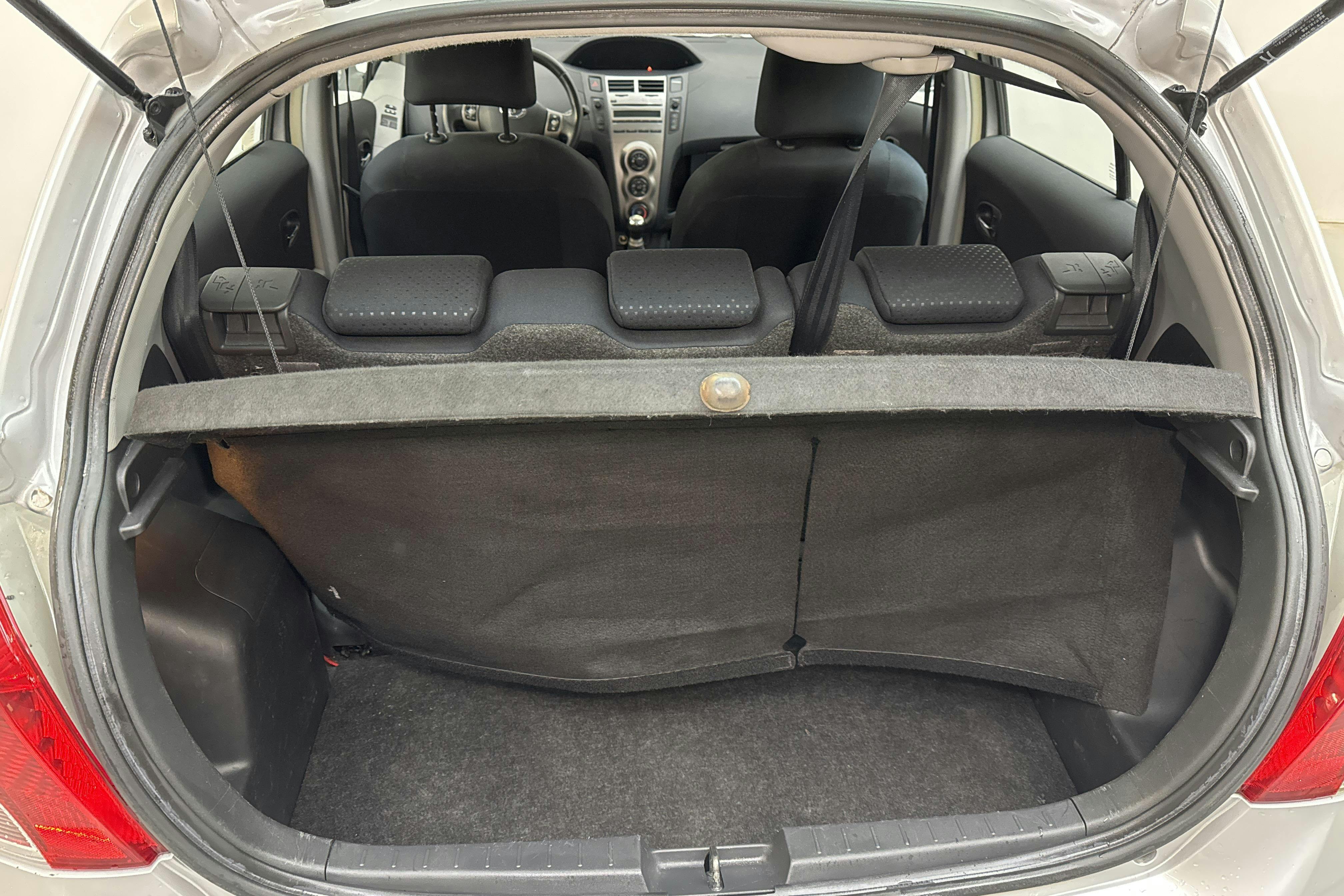 Toyota Yaris 1.0 5dr (69hk) - 238 020 km - Käsitsi - hõbe - 2010