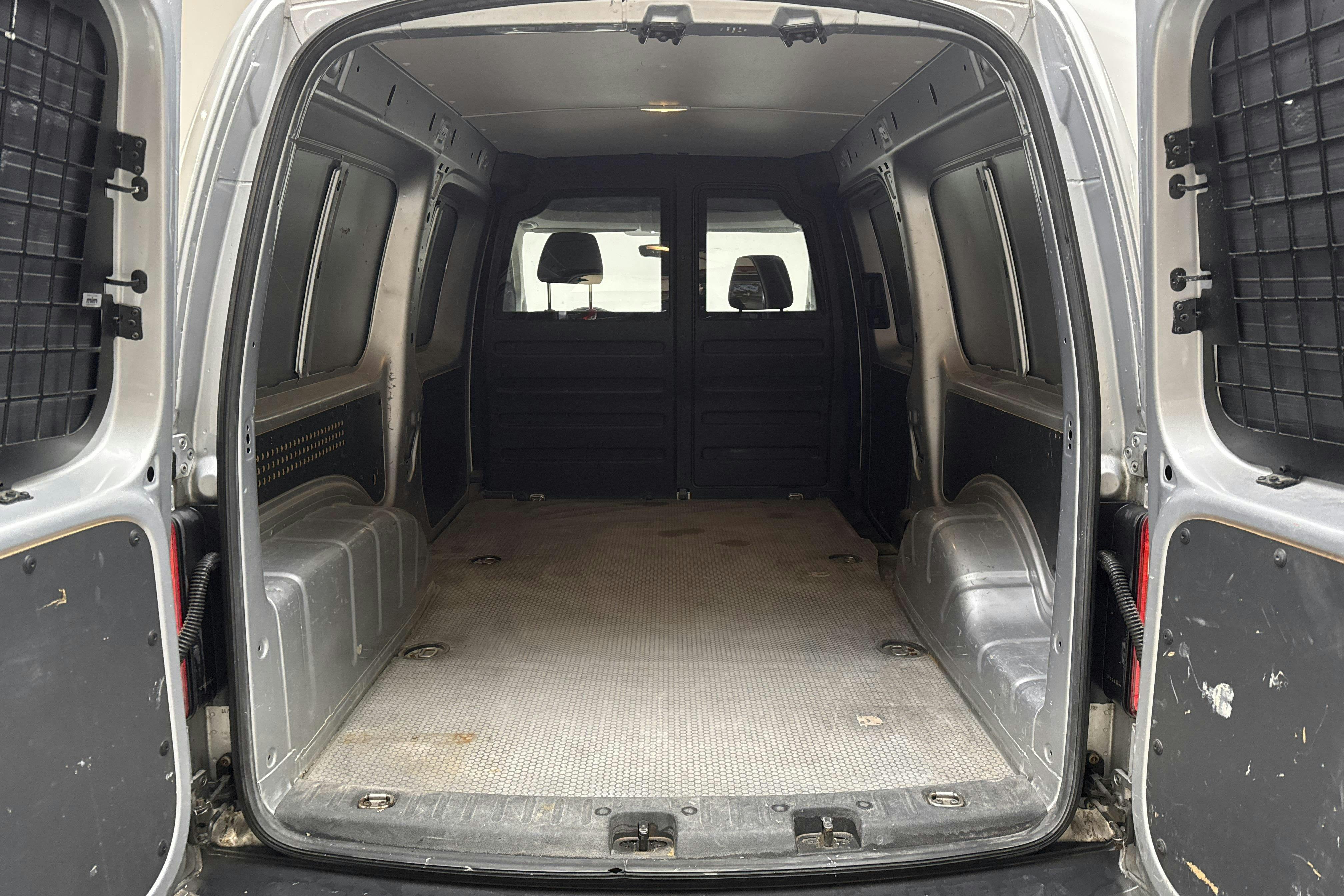 VW Caddy 2.0 TDI Maxi Skåp (102hk) - 143 320 km - Manuaalinen - hopea - 2018