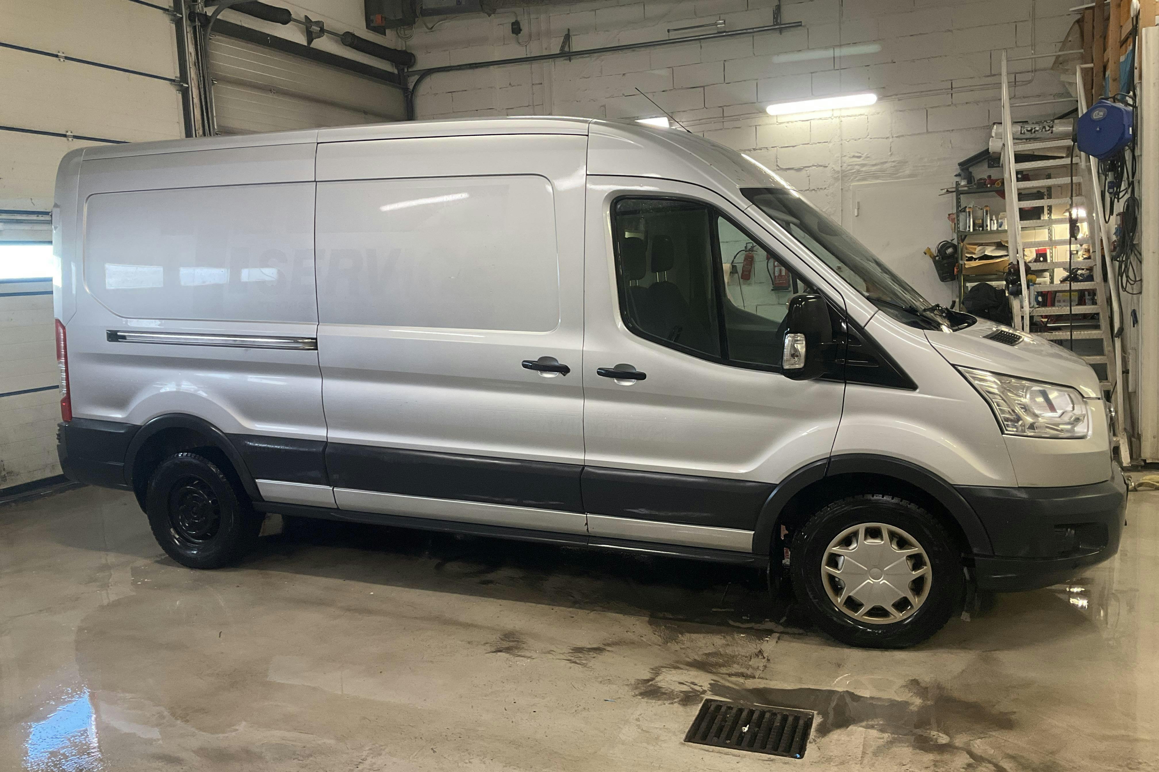 Ford Transit 350 2.0 TDCi 2WD Skåp (170hk) - 199 400 km - Manual - gray - 2018