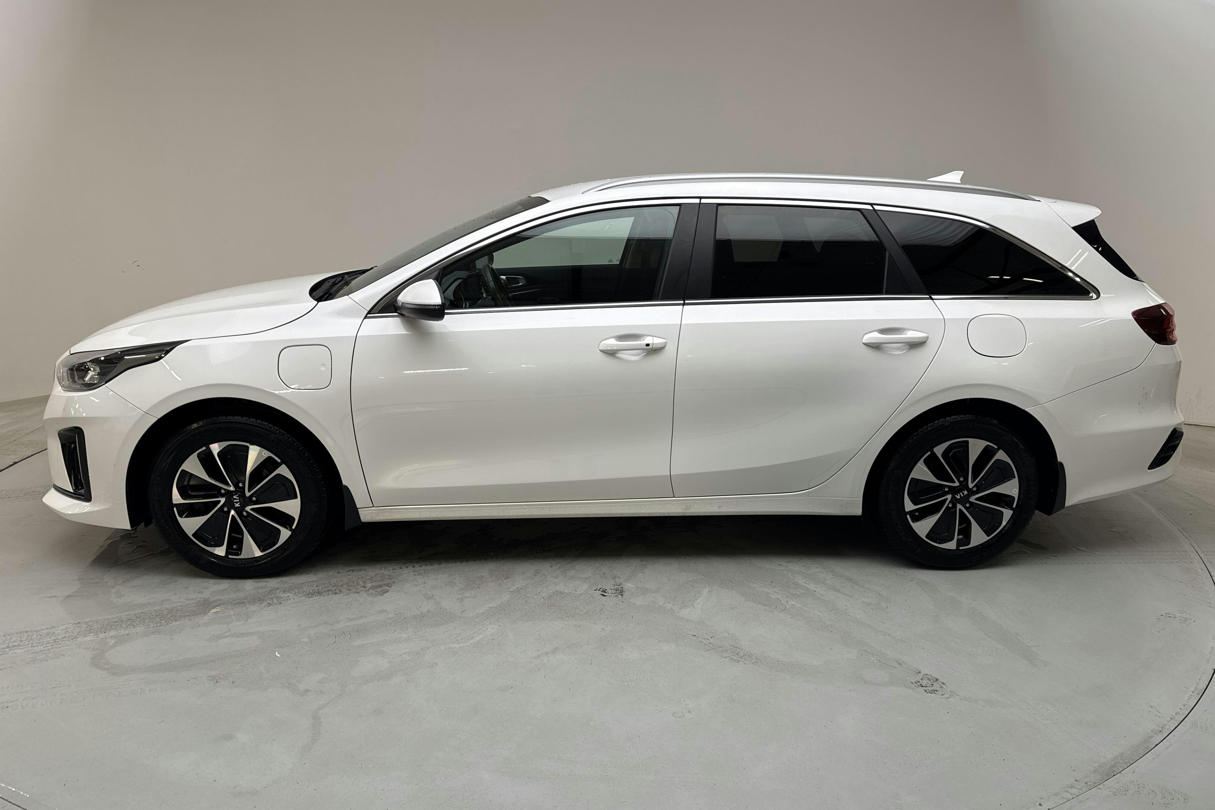 KIA Ceed 1.6 Plug-in Hybrid SW (141hk) - 64 060 km - Automatyczna - biały - 2021
