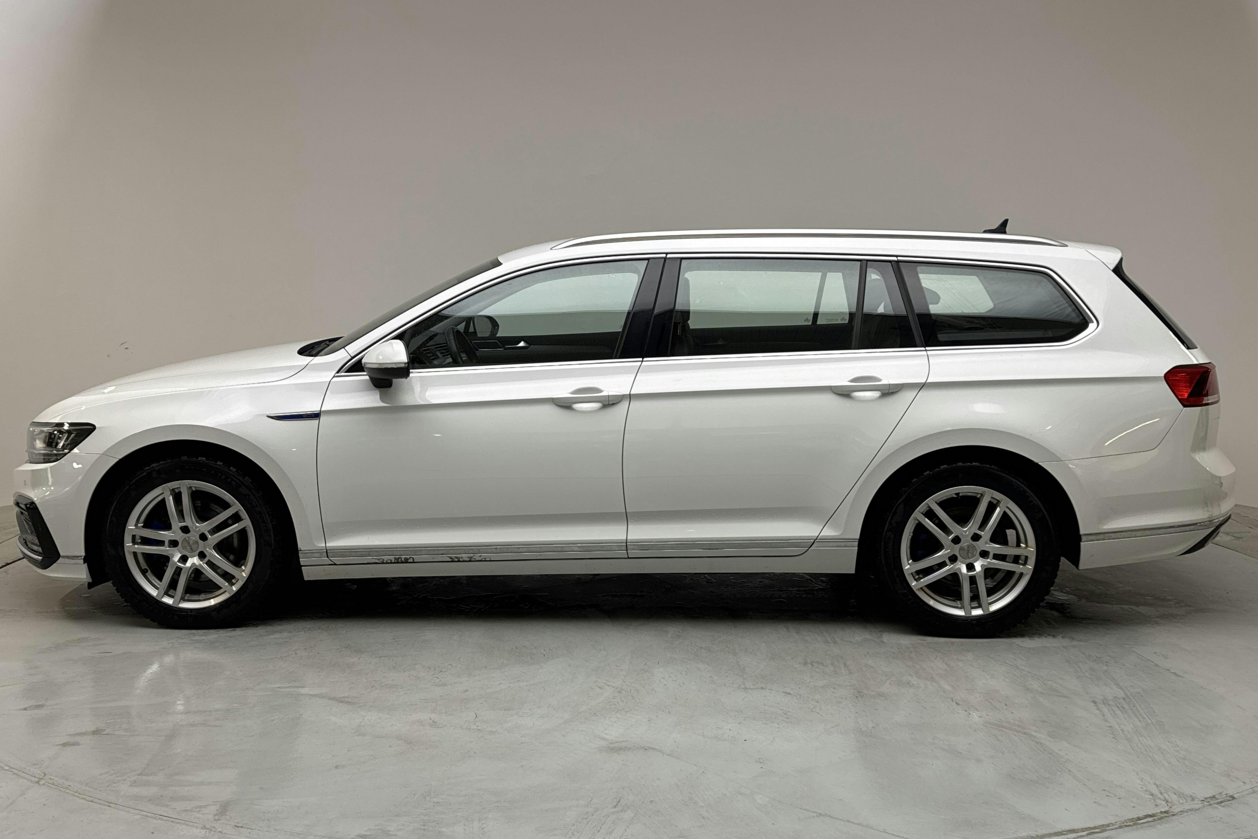 VW Passat 1.4 GTE Sportscombi (218hk) - 102 960 km - Automaatne - valge - 2022