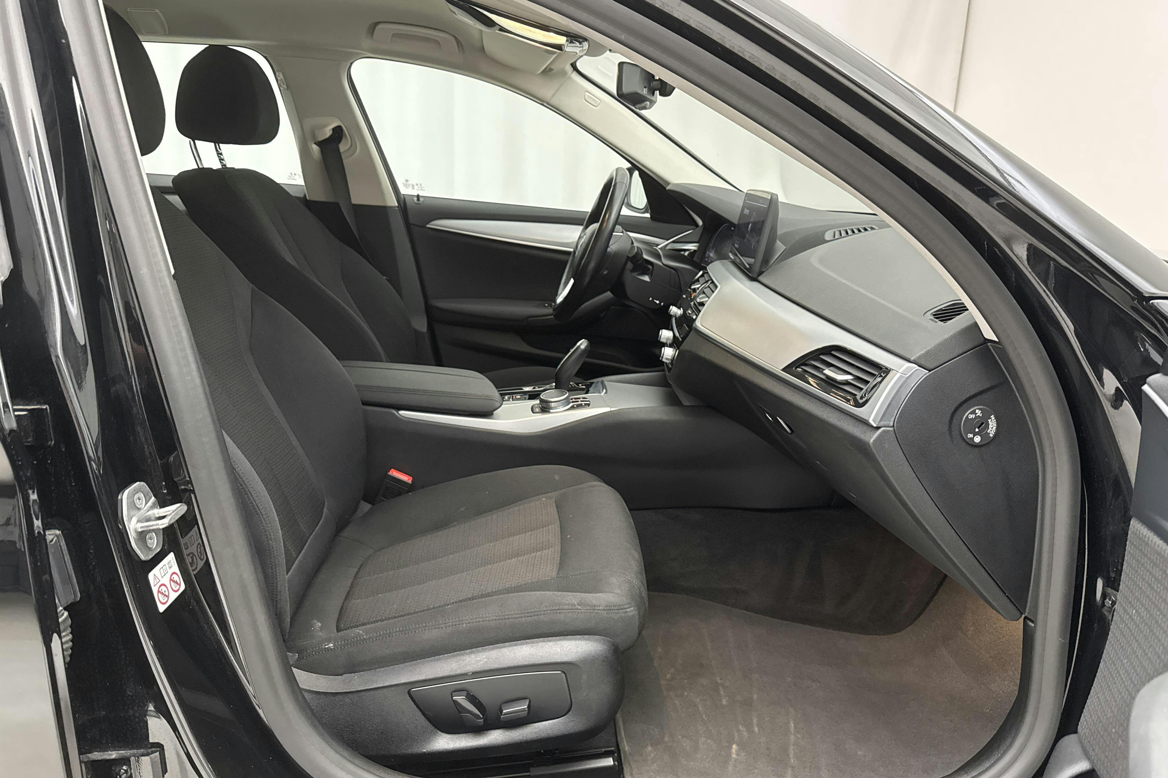 BMW 530e xDrive Touring, G31 12kWh LCI (292hk) - 72 970 km - Automatic - black - 2021