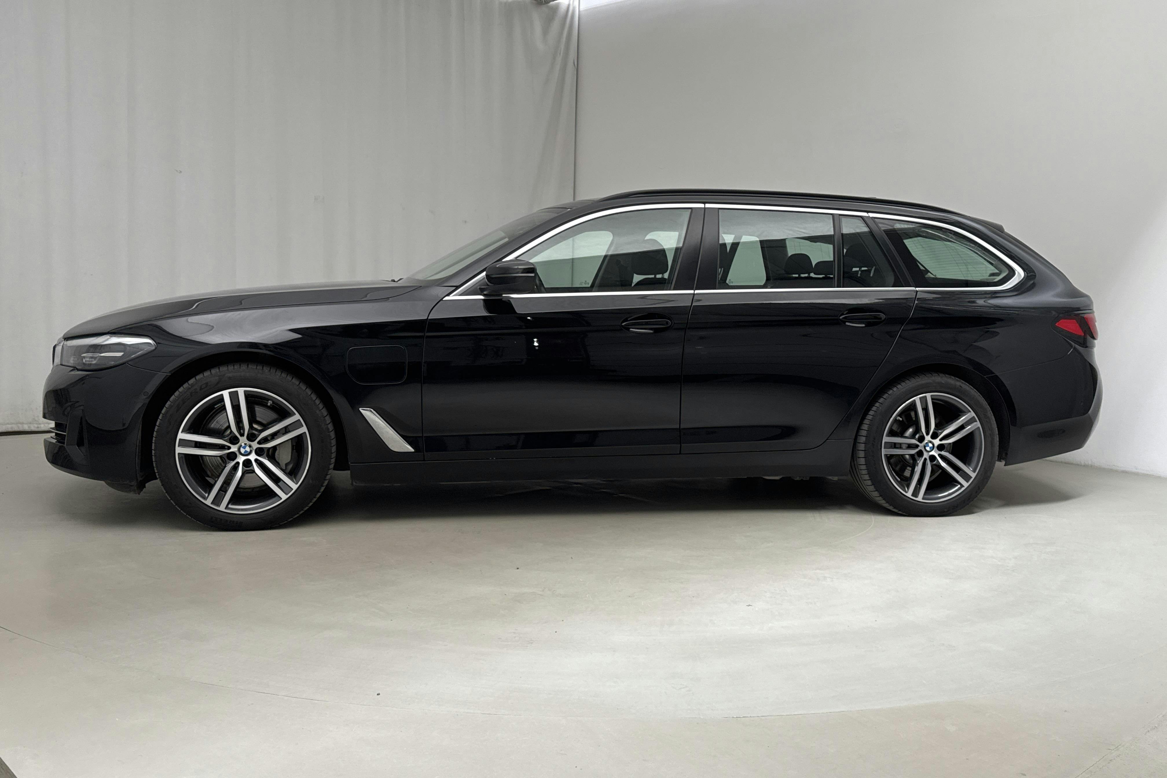 BMW 530e xDrive Touring, G31 12kWh LCI (292hk) - 72 970 km - Automatic - black - 2021