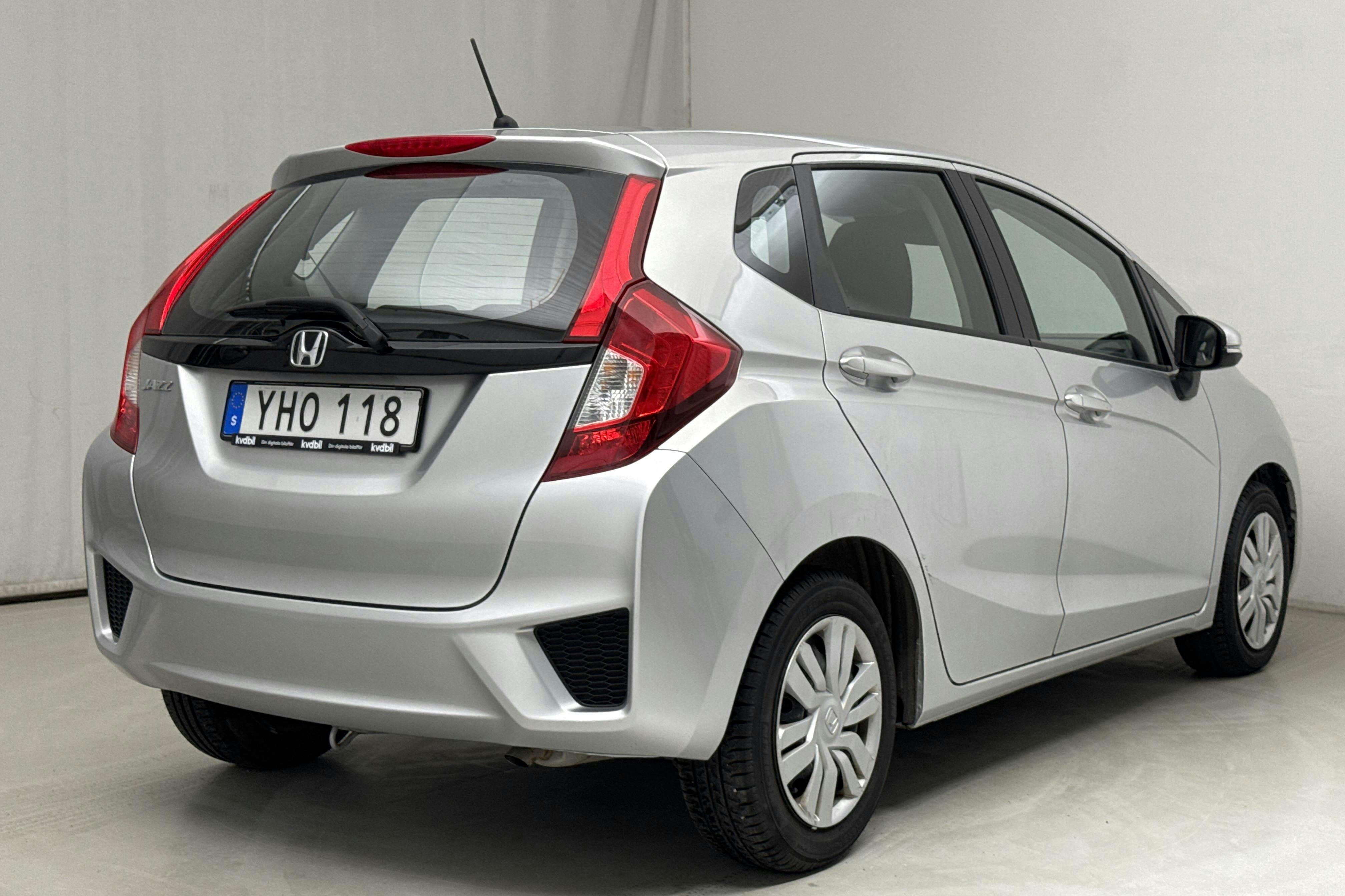 Honda Jazz 1.3 (102hk) - 15 130 km - Automatic - silver - 2016