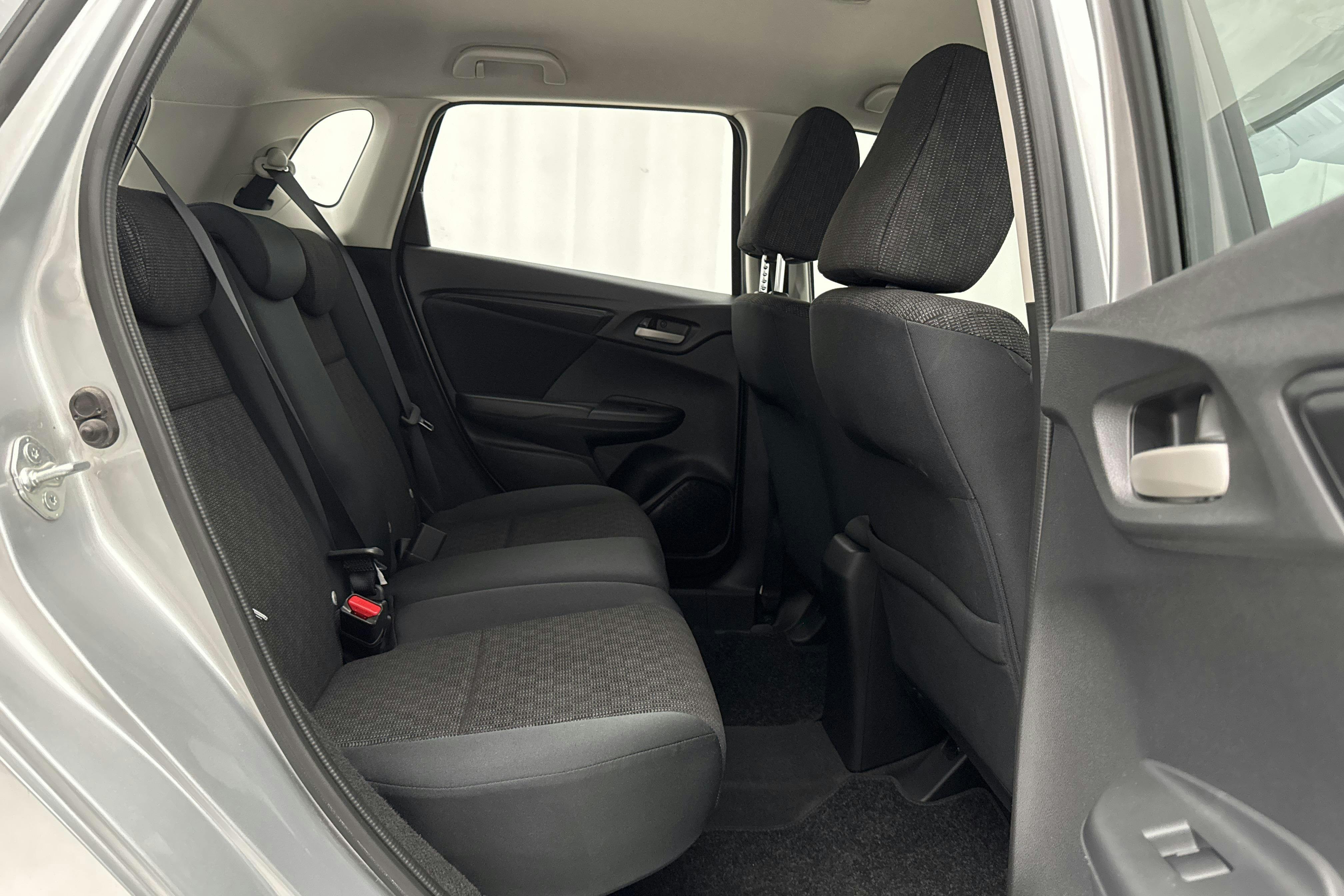 Honda Jazz 1.3 (102hk) - 15 130 km - Automatic - silver - 2016
