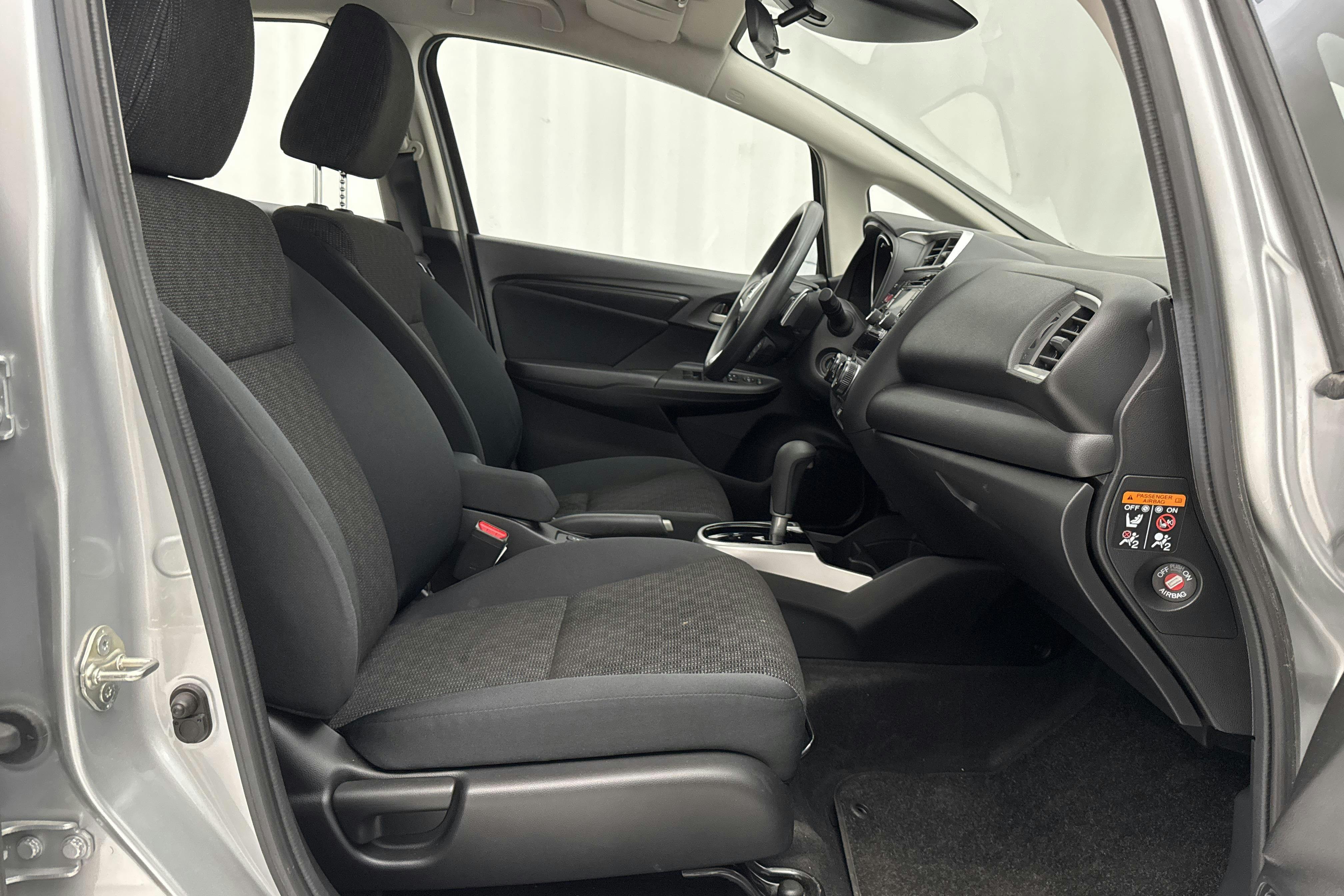 Honda Jazz 1.3 (102hk) - 15 130 km - Automatic - silver - 2016