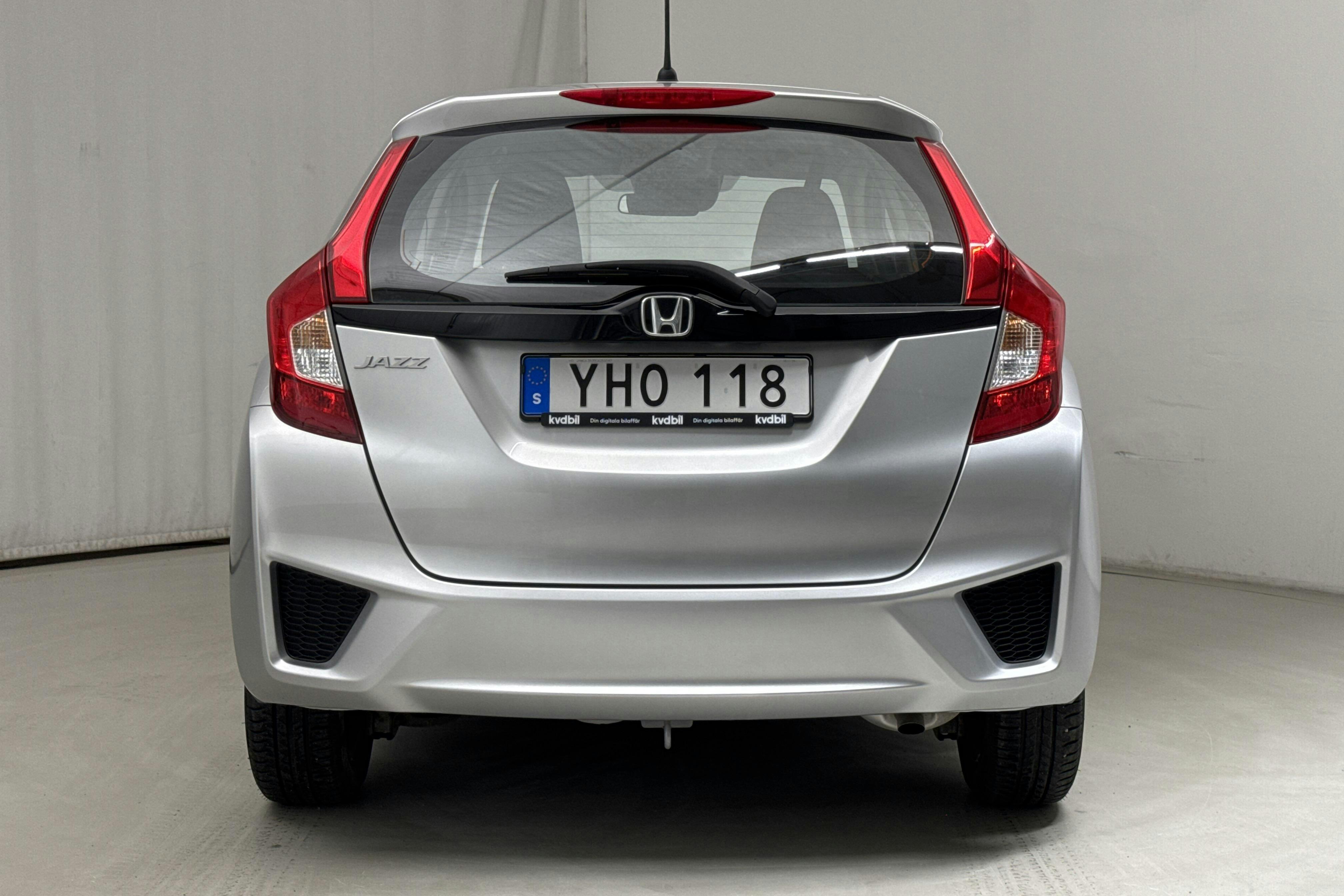 Honda Jazz 1.3 (102hk) - 15 130 km - Automatic - silver - 2016