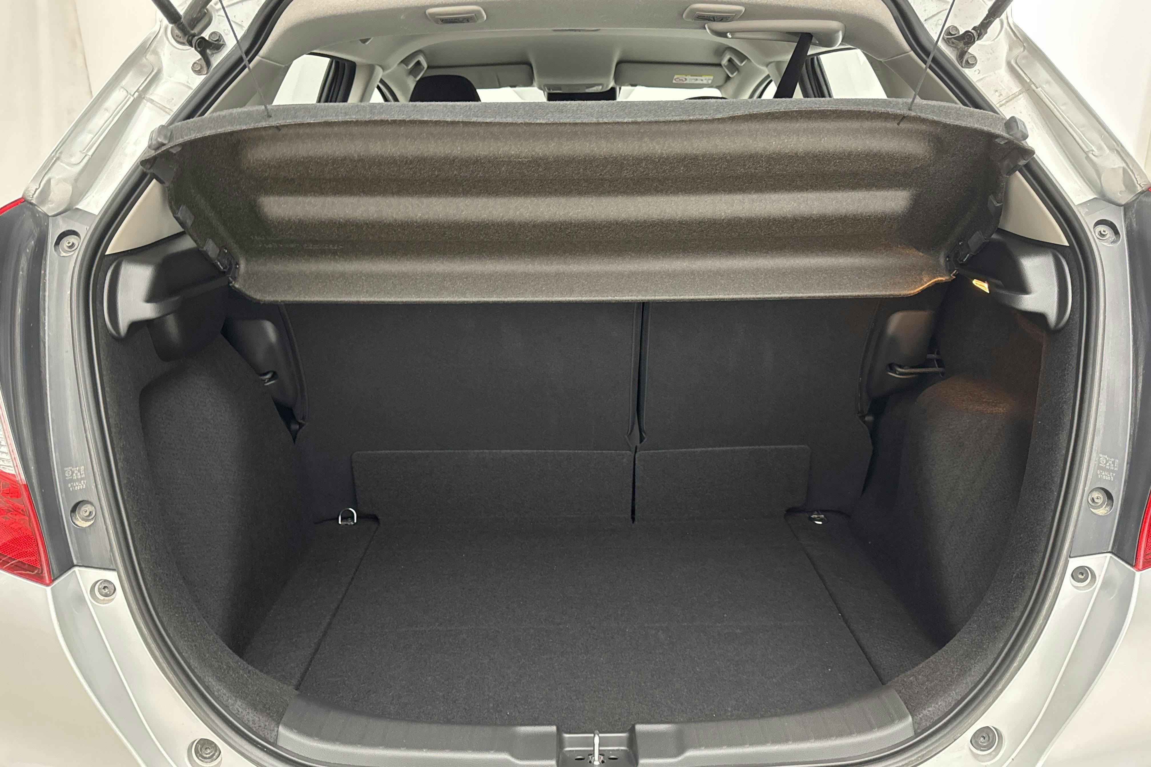 Honda Jazz 1.3 (102hk) - 15 130 km - Automatic - silver - 2016