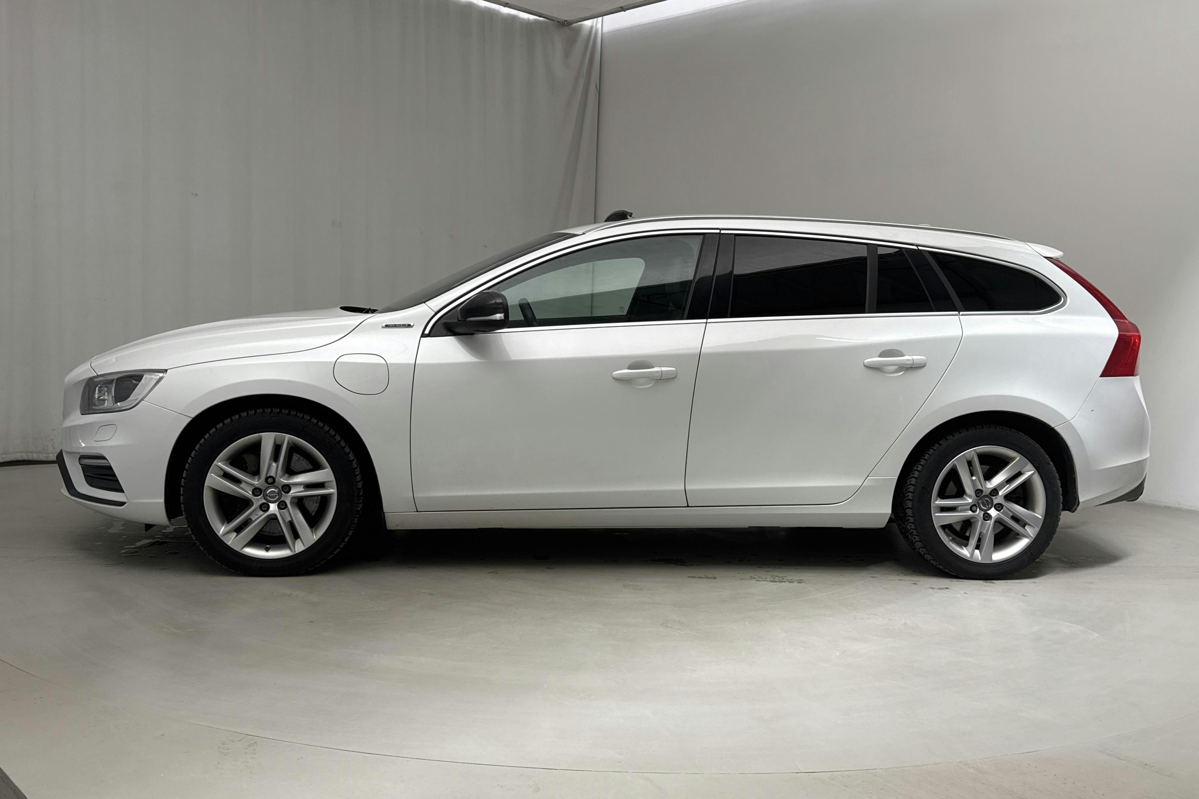 Volvo V60 D6 AWD Twin Engine (220hk) - 153 760 km - Automatic - white - 2016