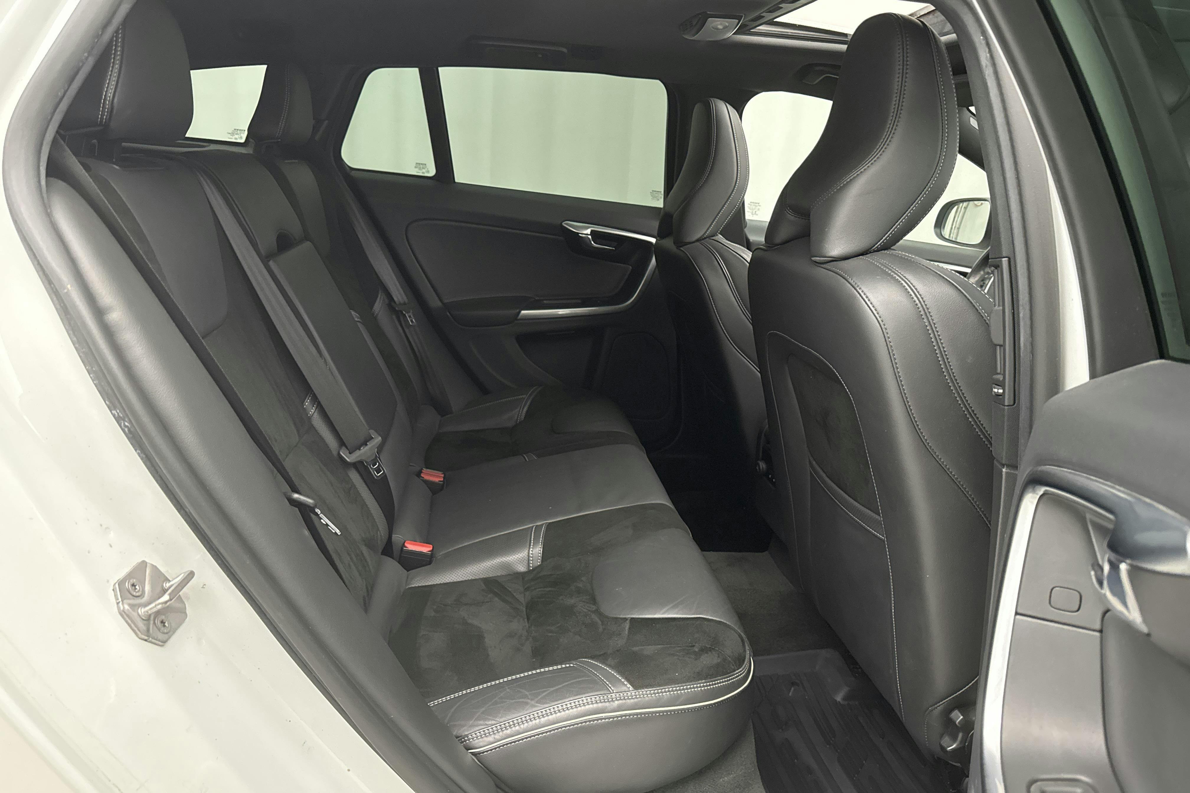 Volvo V60 D6 AWD Twin Engine (220hk) - 153 760 km - Automatic - white - 2016