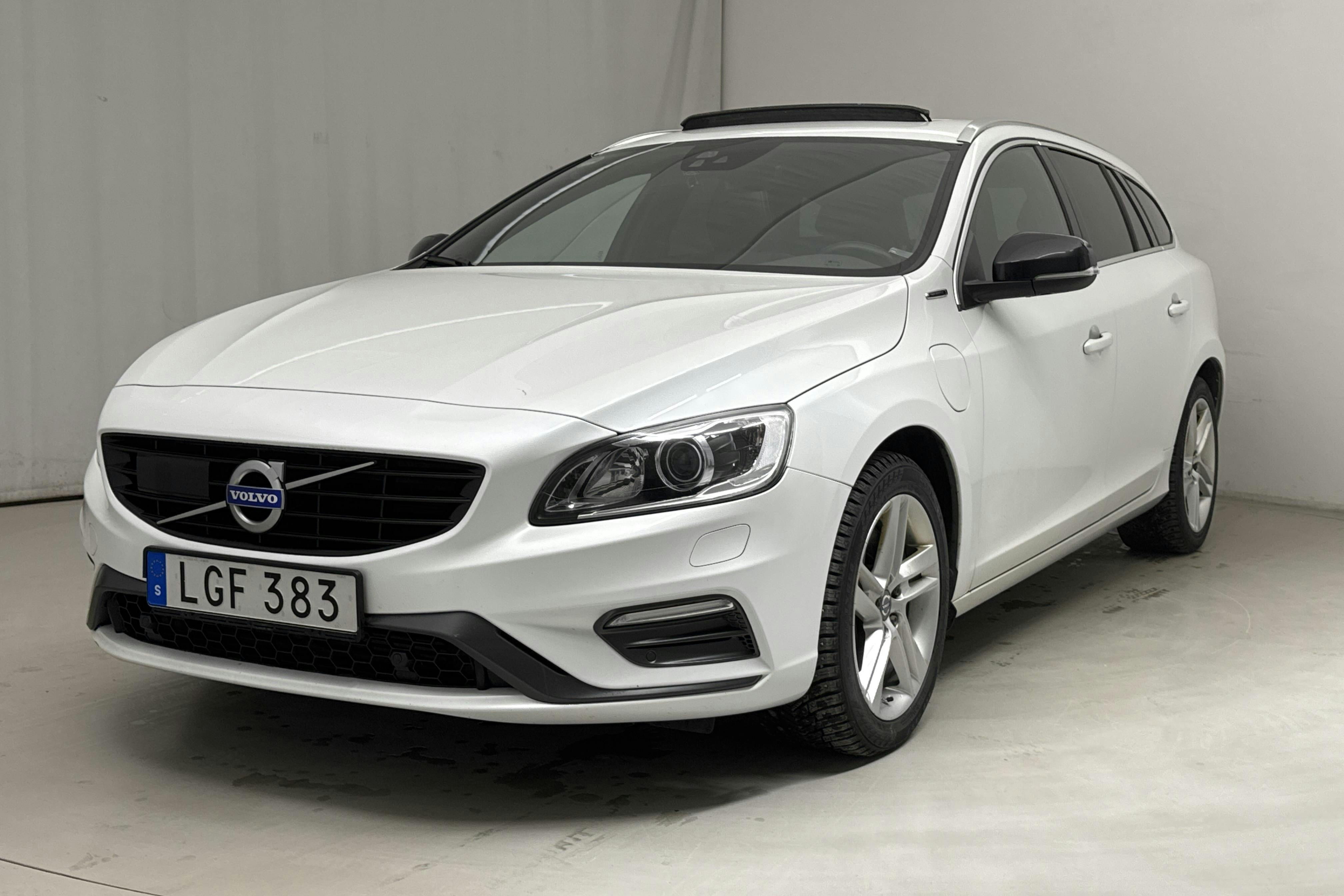 Volvo V60 D6 AWD Twin Engine (220hk) - 153 760 km - Automatyczna - biały - 2016
