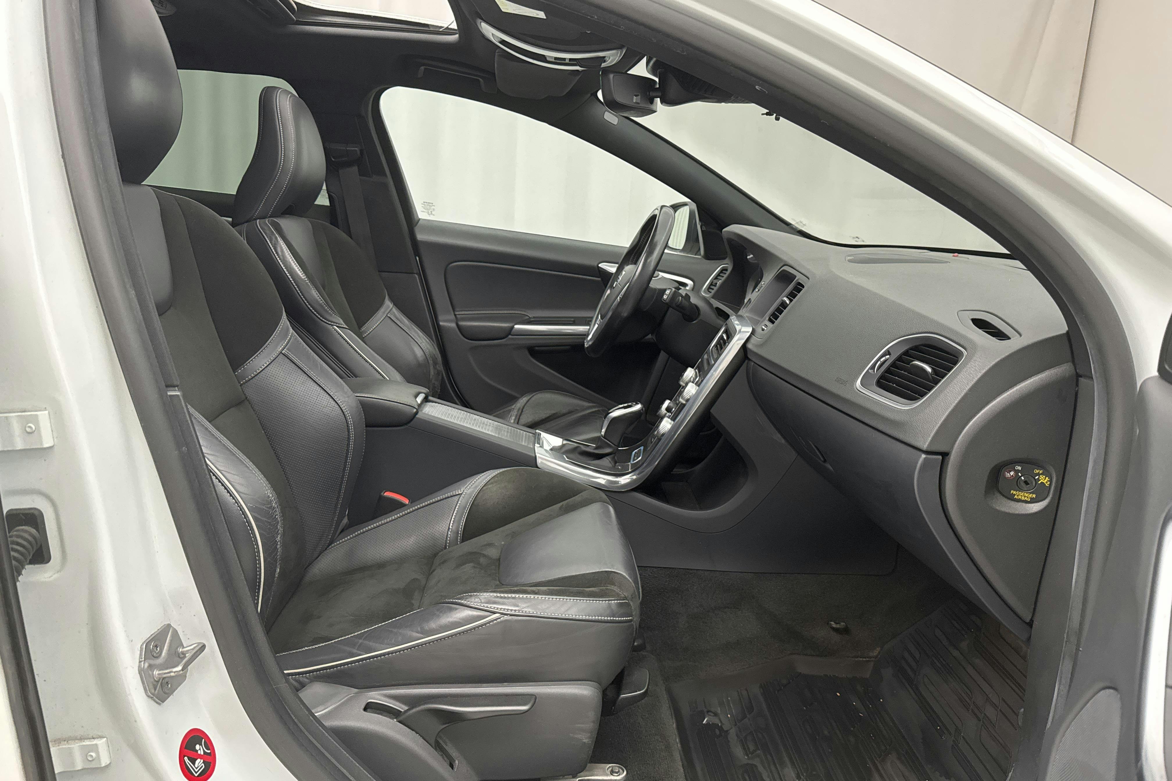 Volvo V60 D6 AWD Twin Engine (220hk) - 153 760 km - Automatic - white - 2016