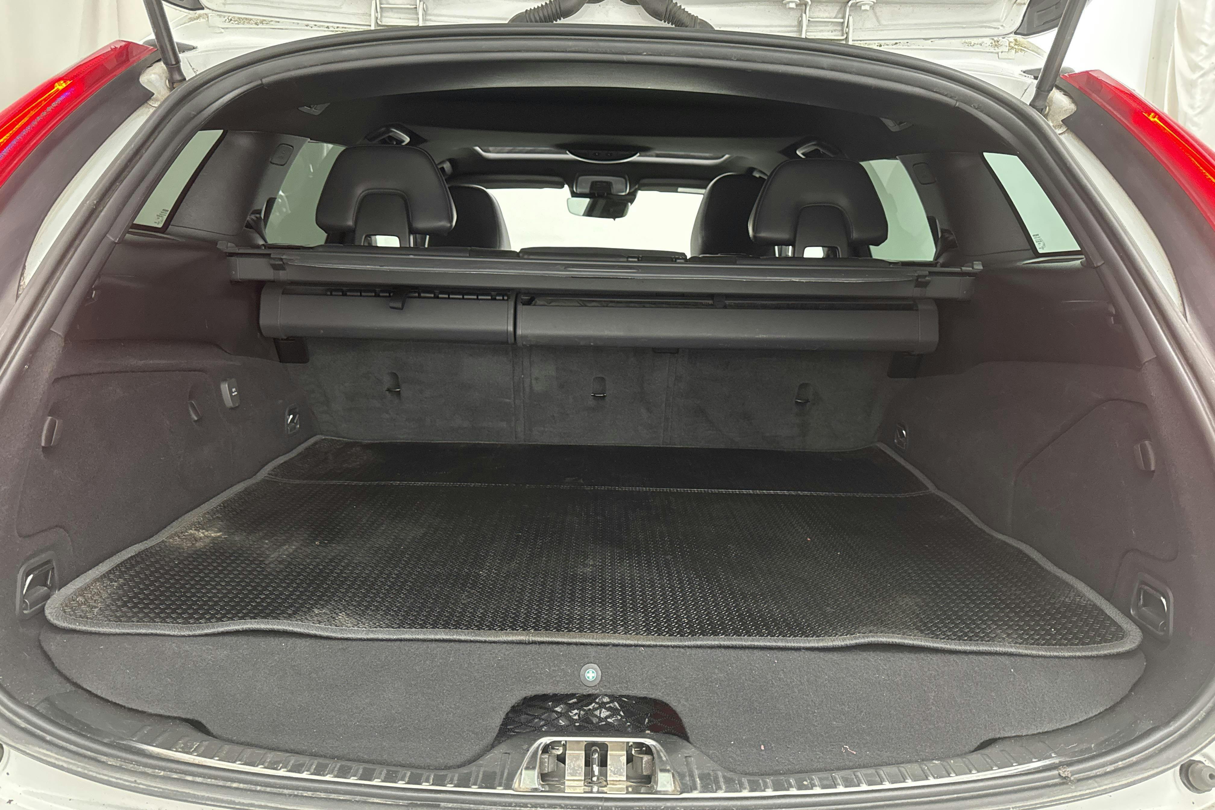 Volvo V60 D6 AWD Twin Engine (220hk) - 153 760 km - Automatic - white - 2016