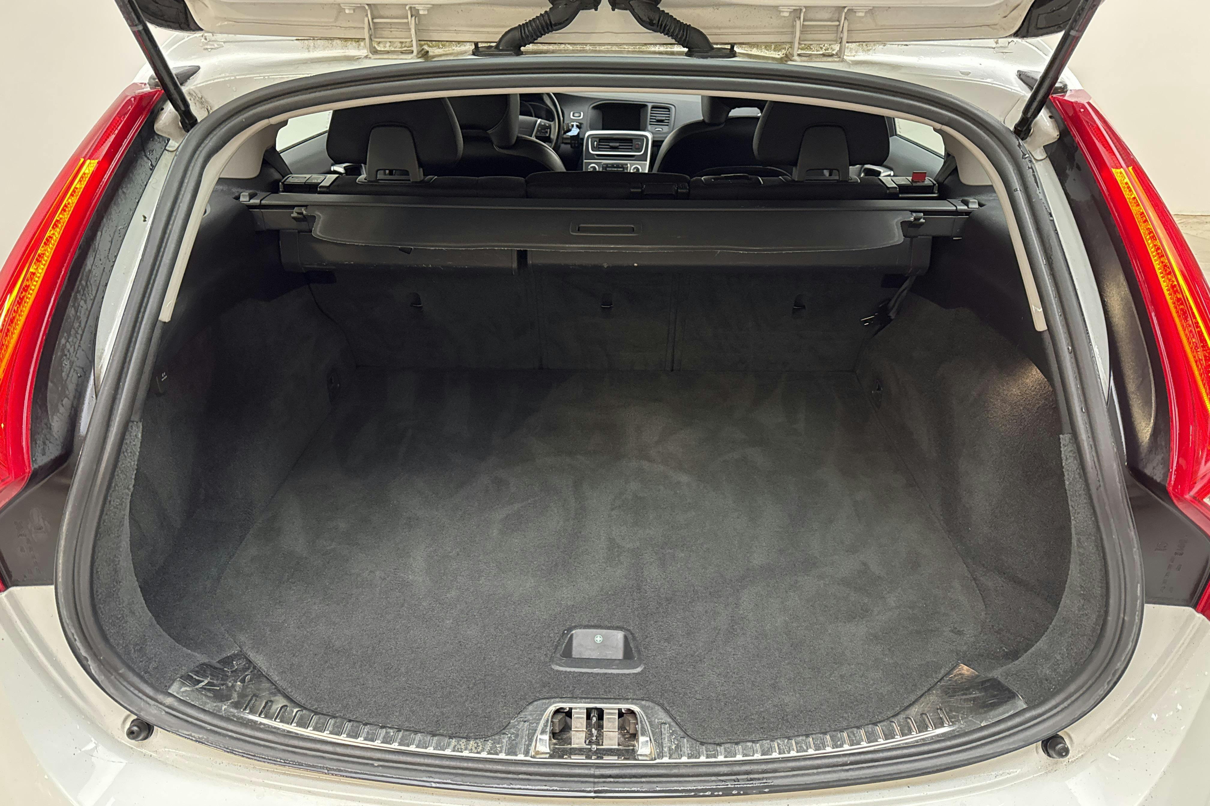 Volvo V60 D4 (181hk) - 160 620 km - Automatic - white - 2015