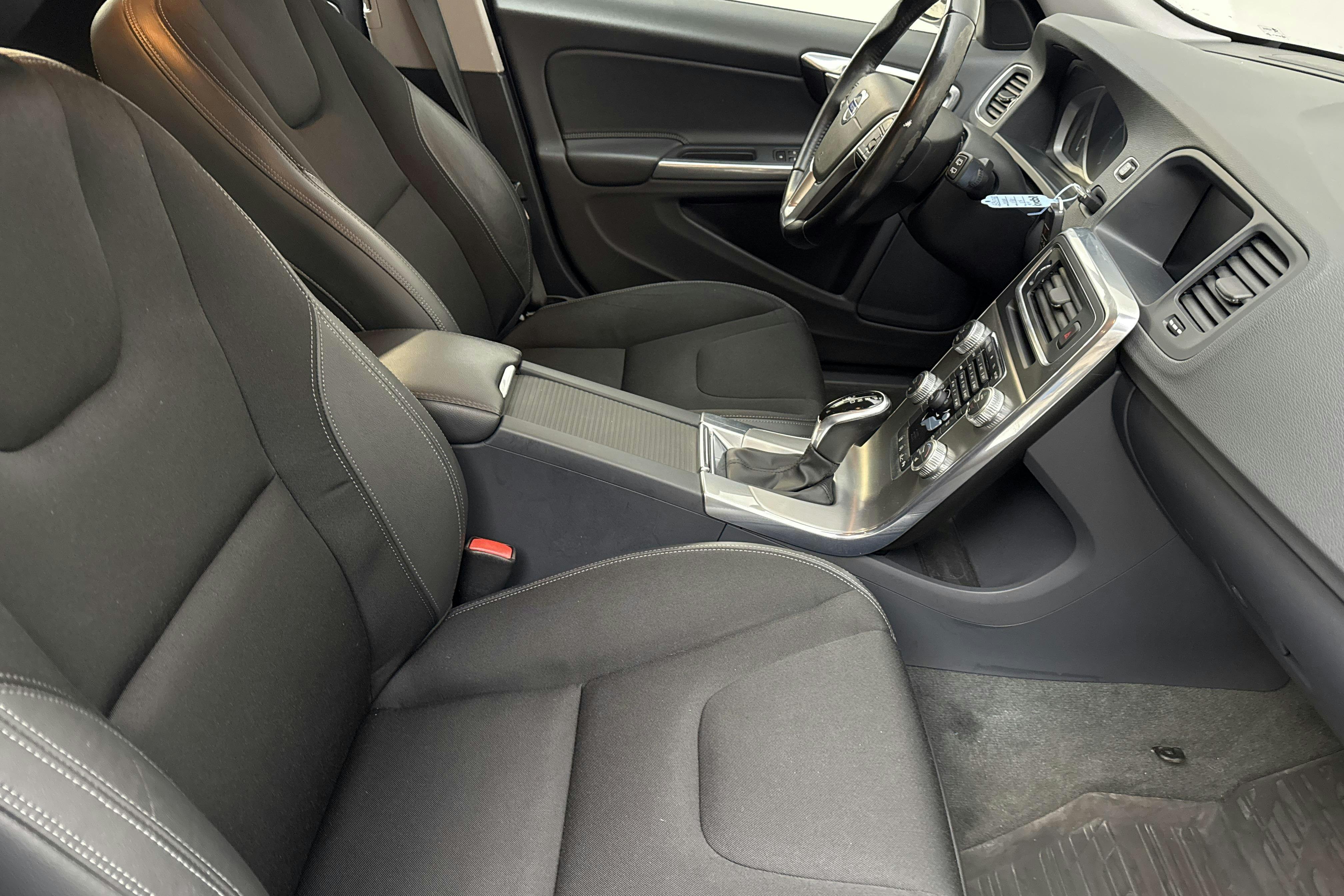 Volvo V60 D4 (181hk) - 160 620 km - Automatic - white - 2015