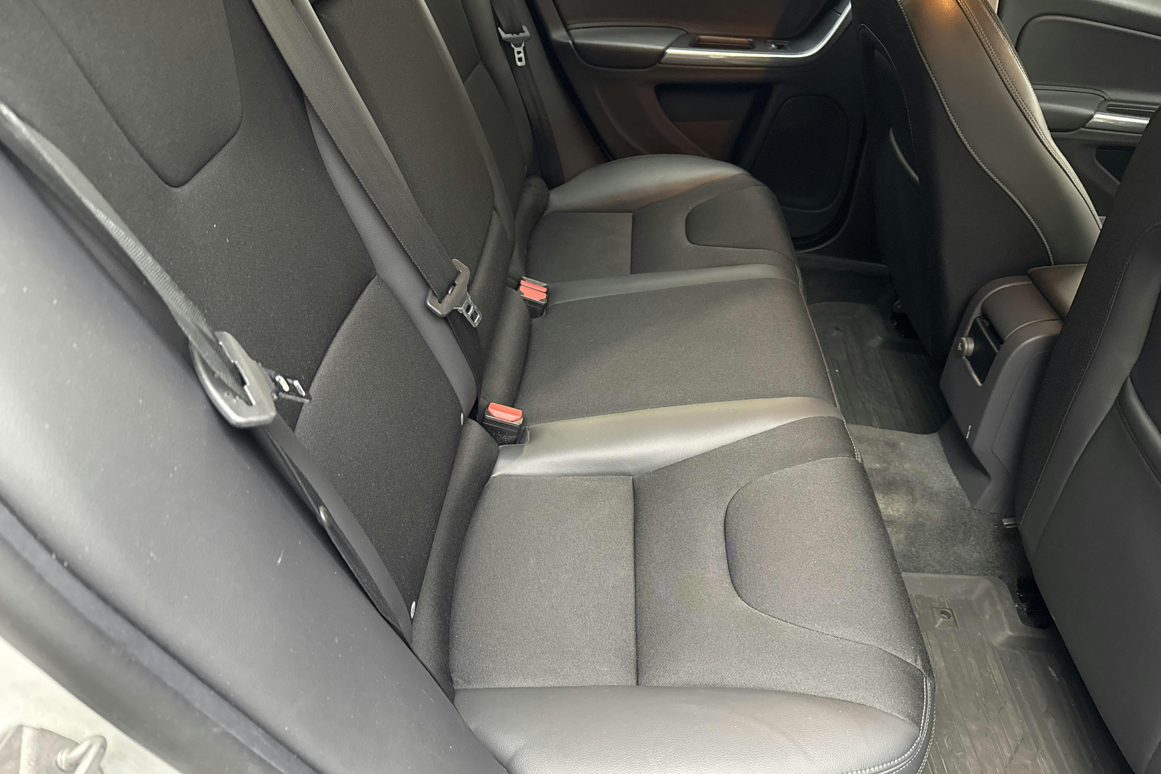 Volvo V60 D4 (181hk) - 160 620 km - Automatic - white - 2015