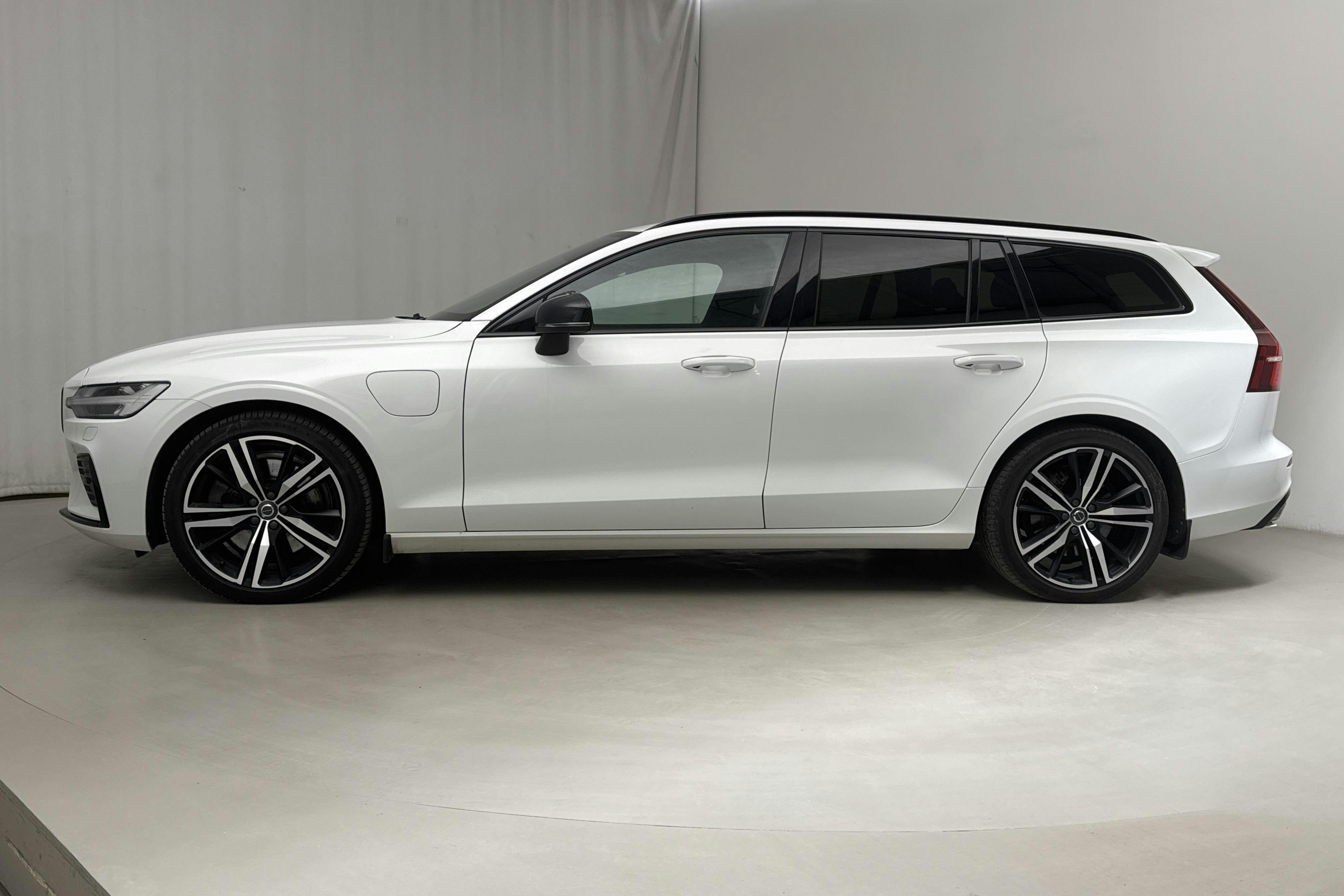 Volvo V60 T6 AWD Recharge (340hk) - 12 483 mil - Automat - vit - 2022