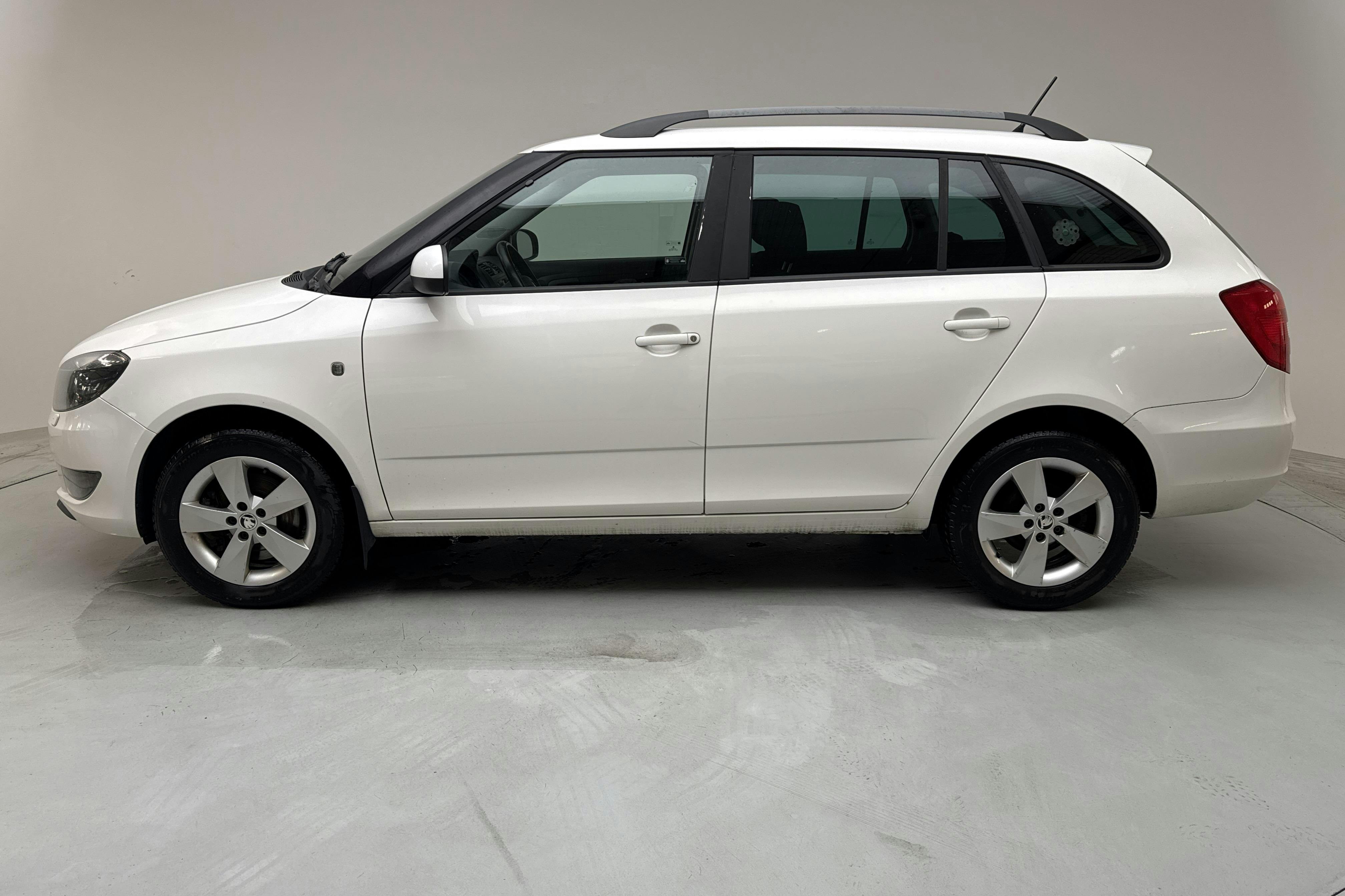 Skoda Fabia 1.2 TSI Combi (105hk) - 207 260 km - Käsitsi - valge - 2014