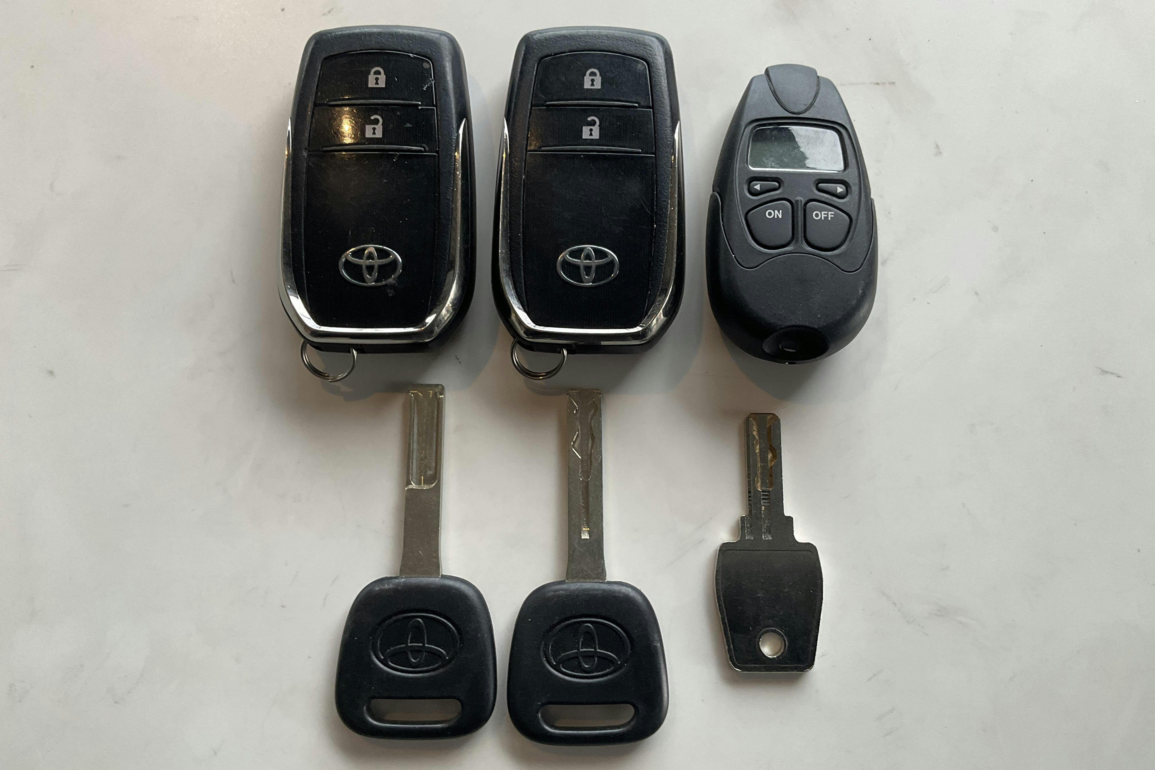 Toyota Hilux 2.4 D 4WD (150hk) - 177 640 km - Automatic - black - 2019