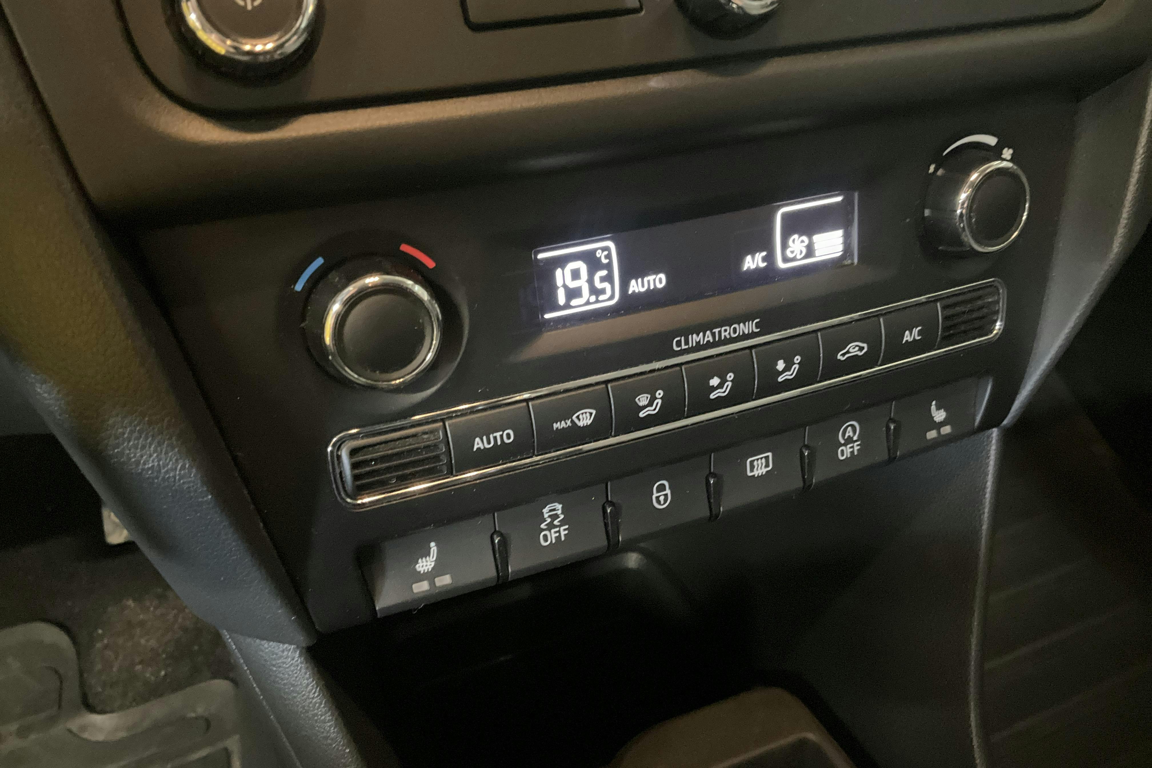 Skoda Rapid 1.2 TSI Spaceback (105hk) - 94 010 km - Käsitsi - valge - 2015
