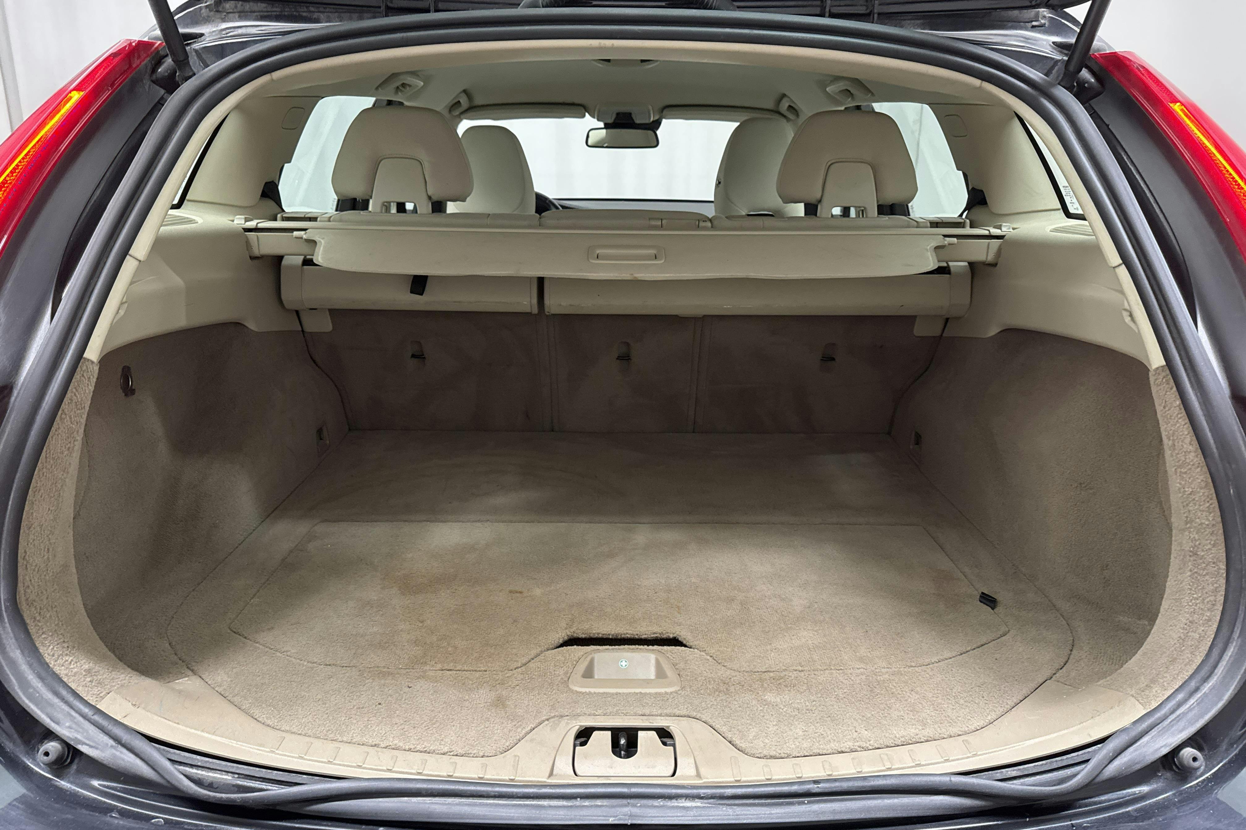 Volvo V60 D2 (115hk) - 207 910 km - Manual - black - 2013