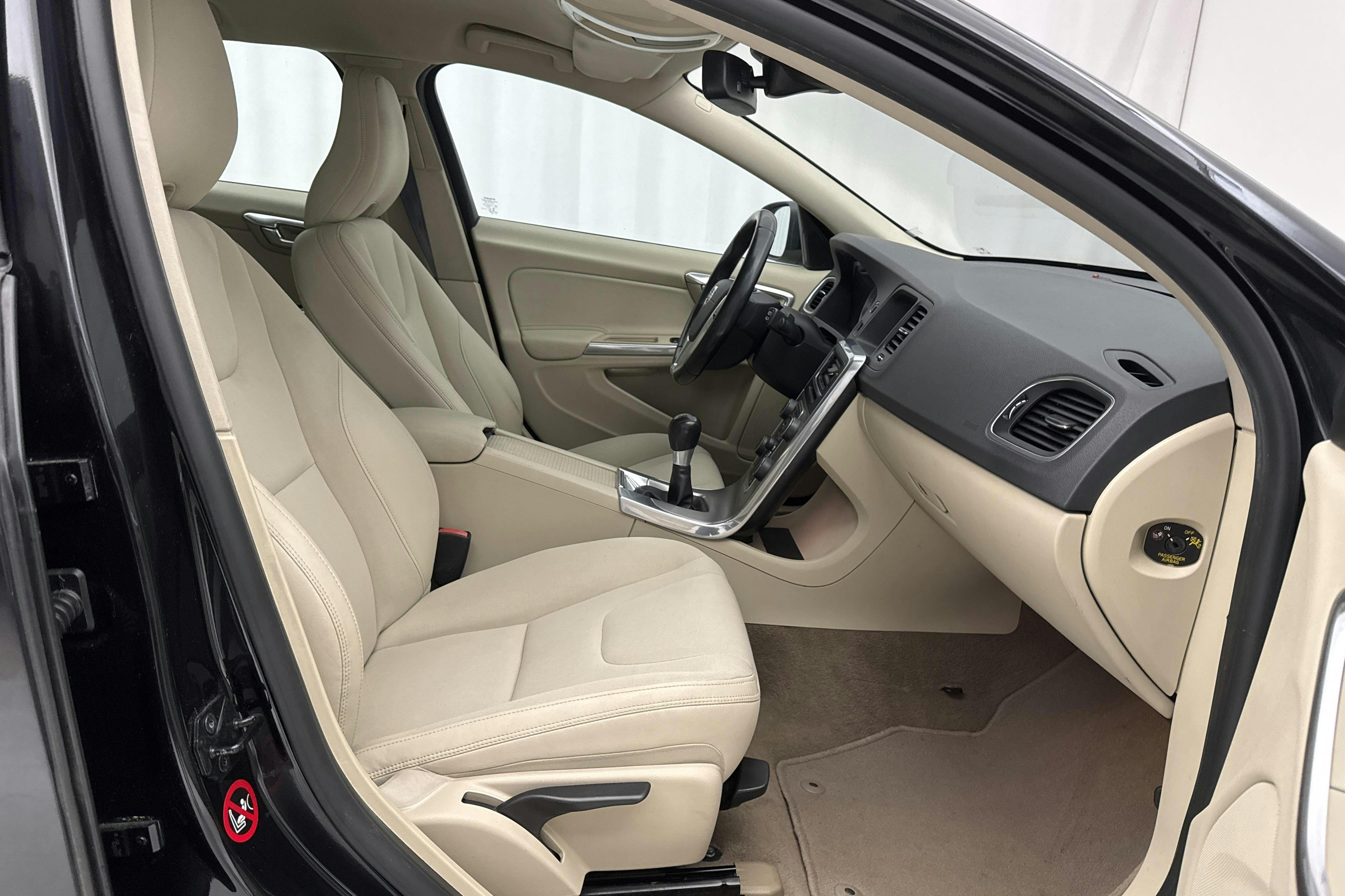 Volvo V60 D2 (115hk) - 207 910 km - Manual - black - 2013