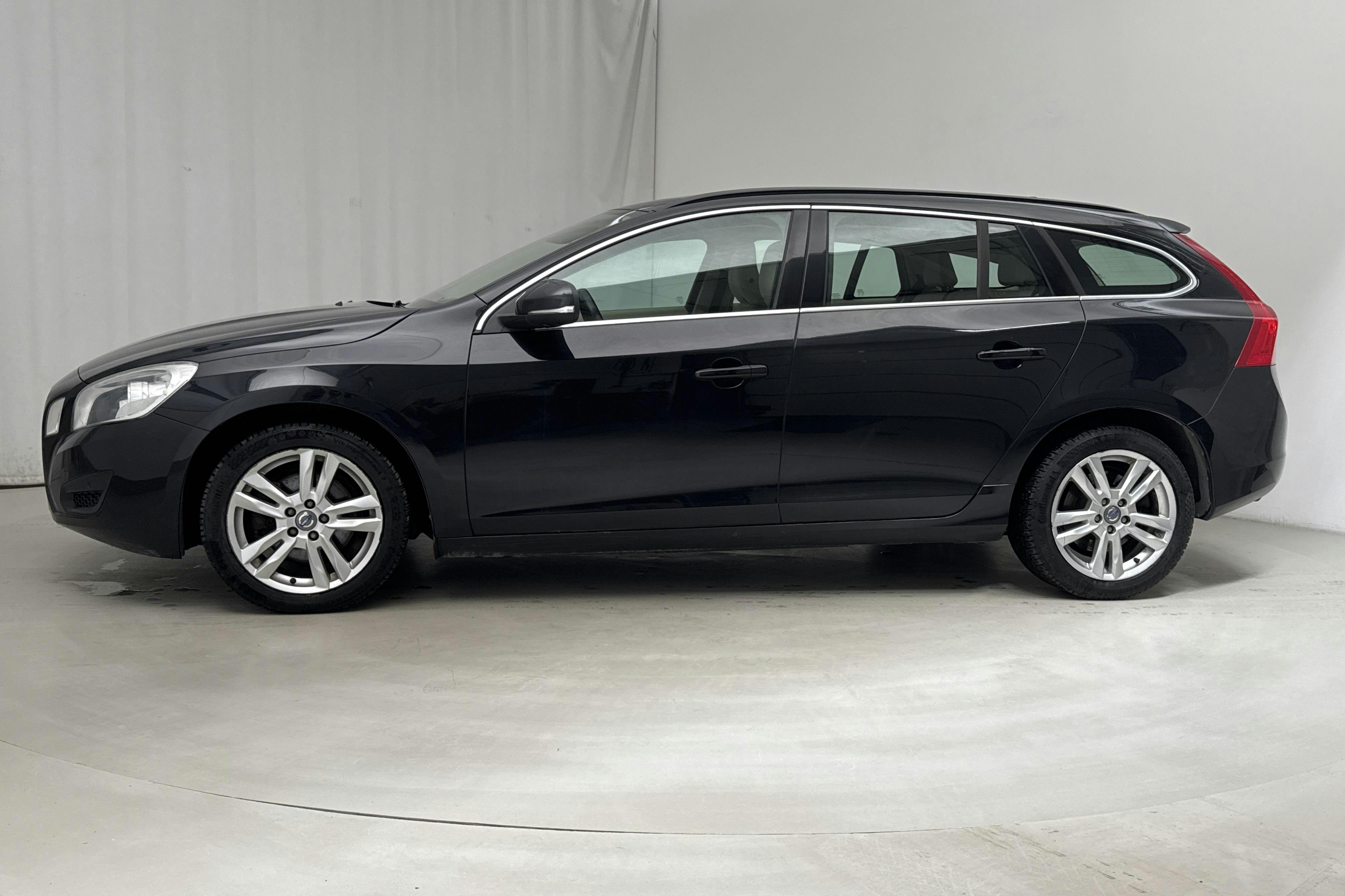 Volvo V60 D2 (115hk) - 207 910 km - Manual - black - 2013
