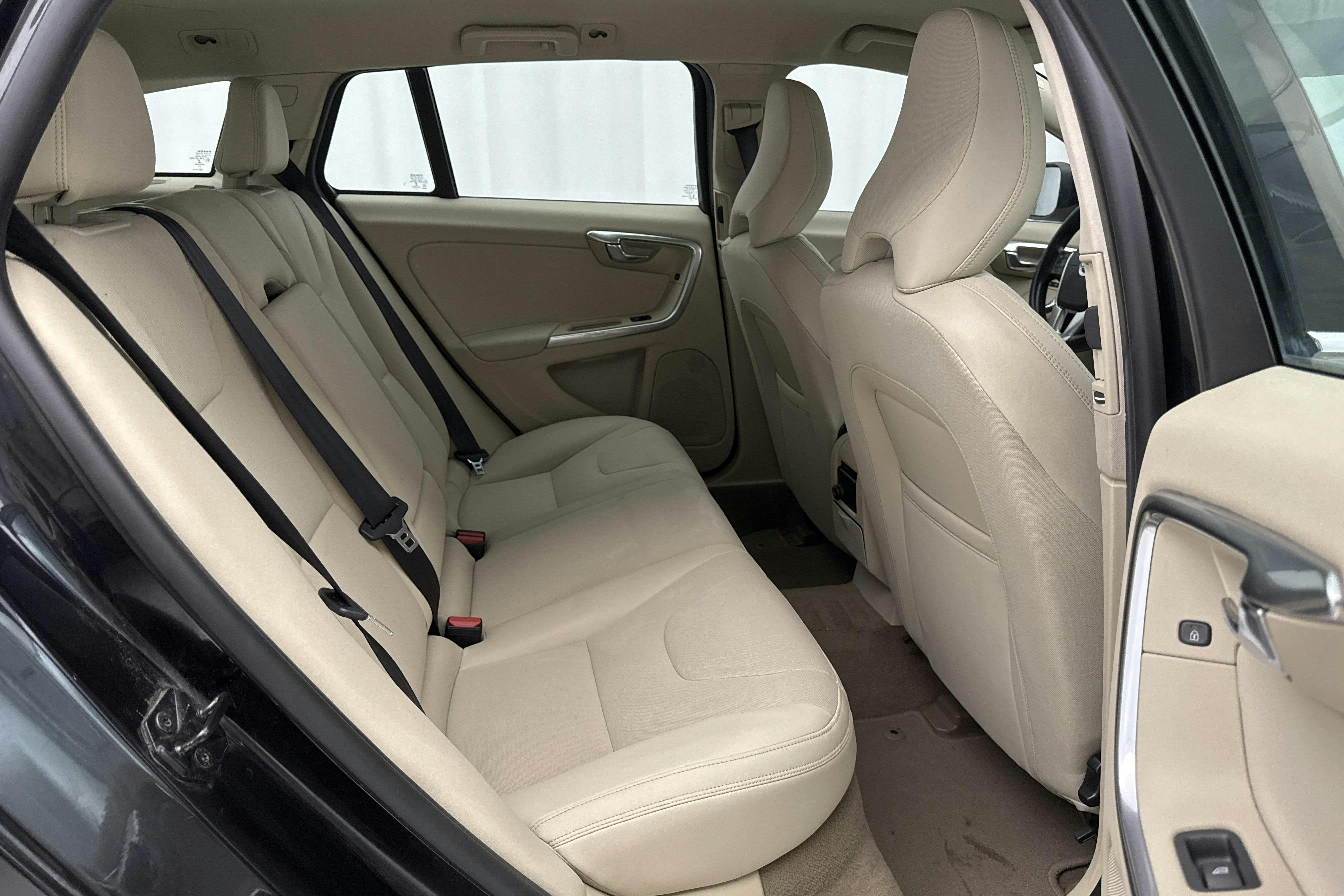 Volvo V60 D2 (115hk) - 207 910 km - Manual - black - 2013