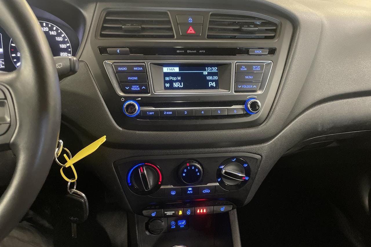 Hyundai i20 1.2 (75hk) - 7 689 mil - Manuell - vit - 2018