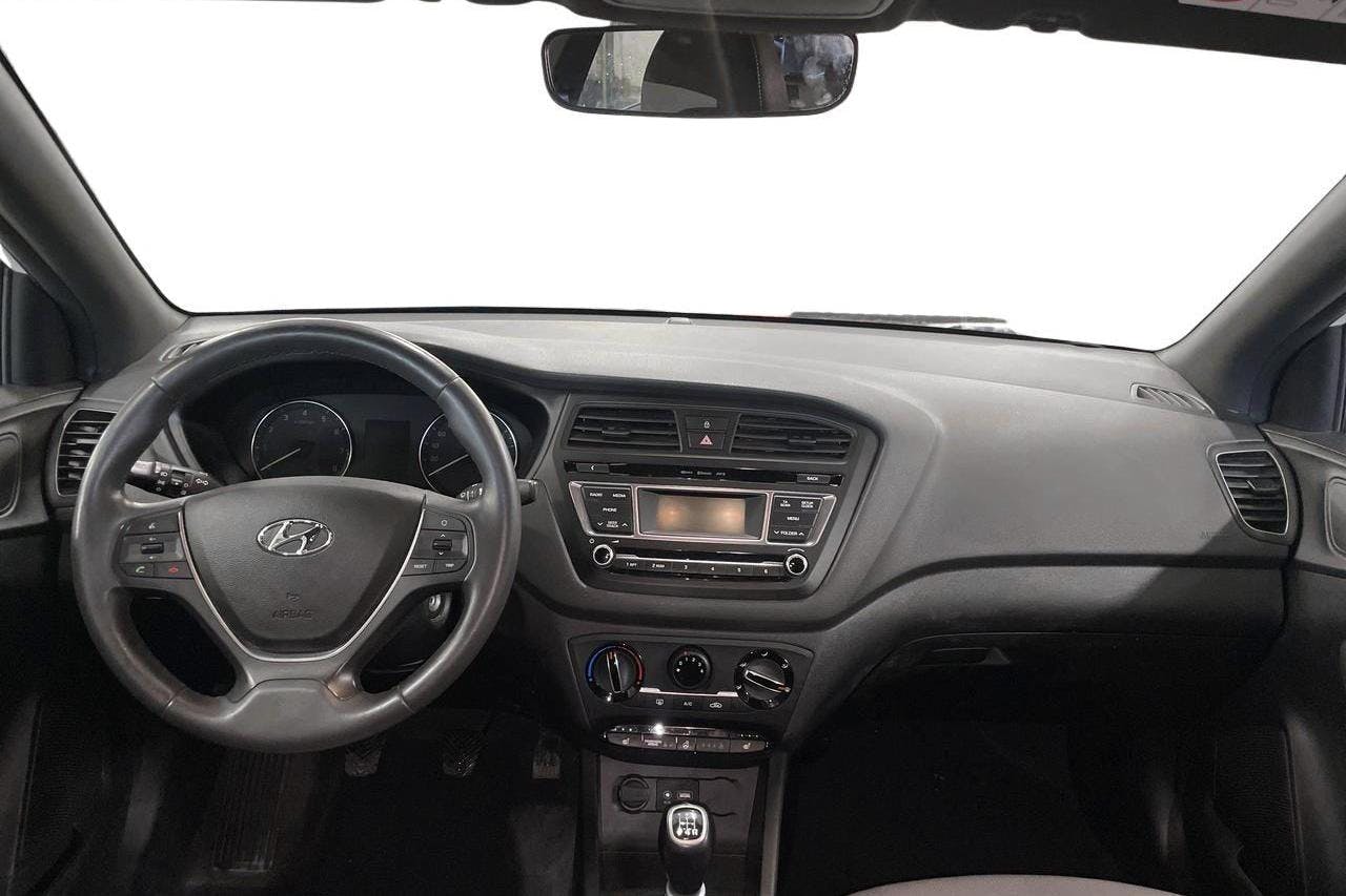 Hyundai i20 1.2 (75hk) - 7 689 mil - Manuell - vit - 2018