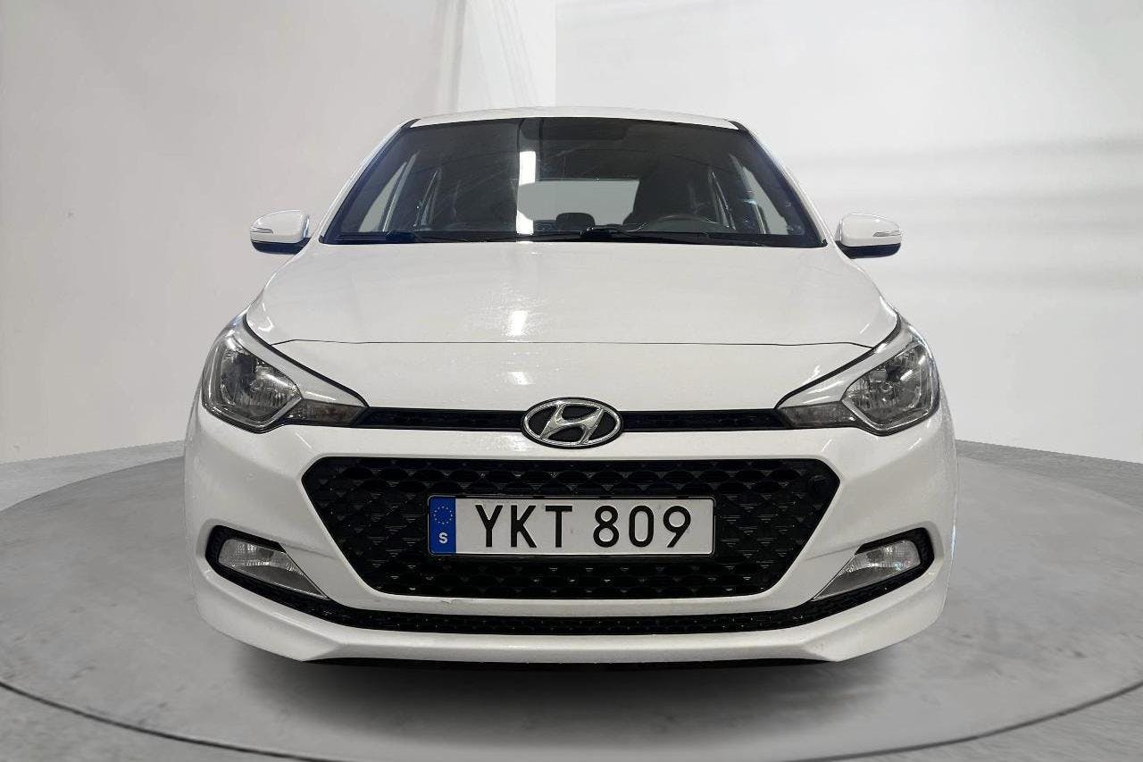 Hyundai i20 1.2 (75hk) - 7 689 mil - Manuell - vit - 2018