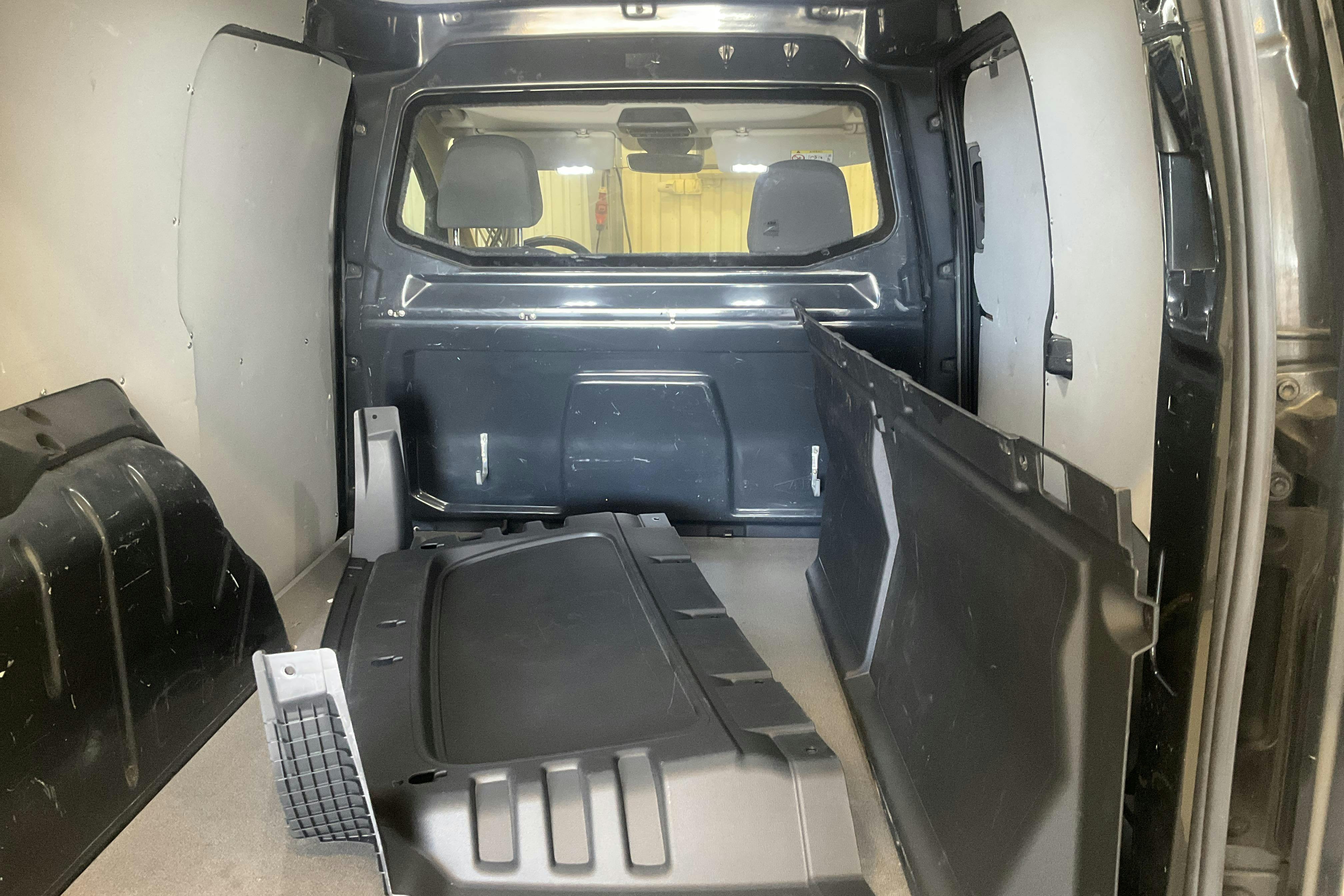 VW Caddy Cargo 2.0 TDI Skåp (122hk) - 85 370 km - Automatyczna - szary - 2021