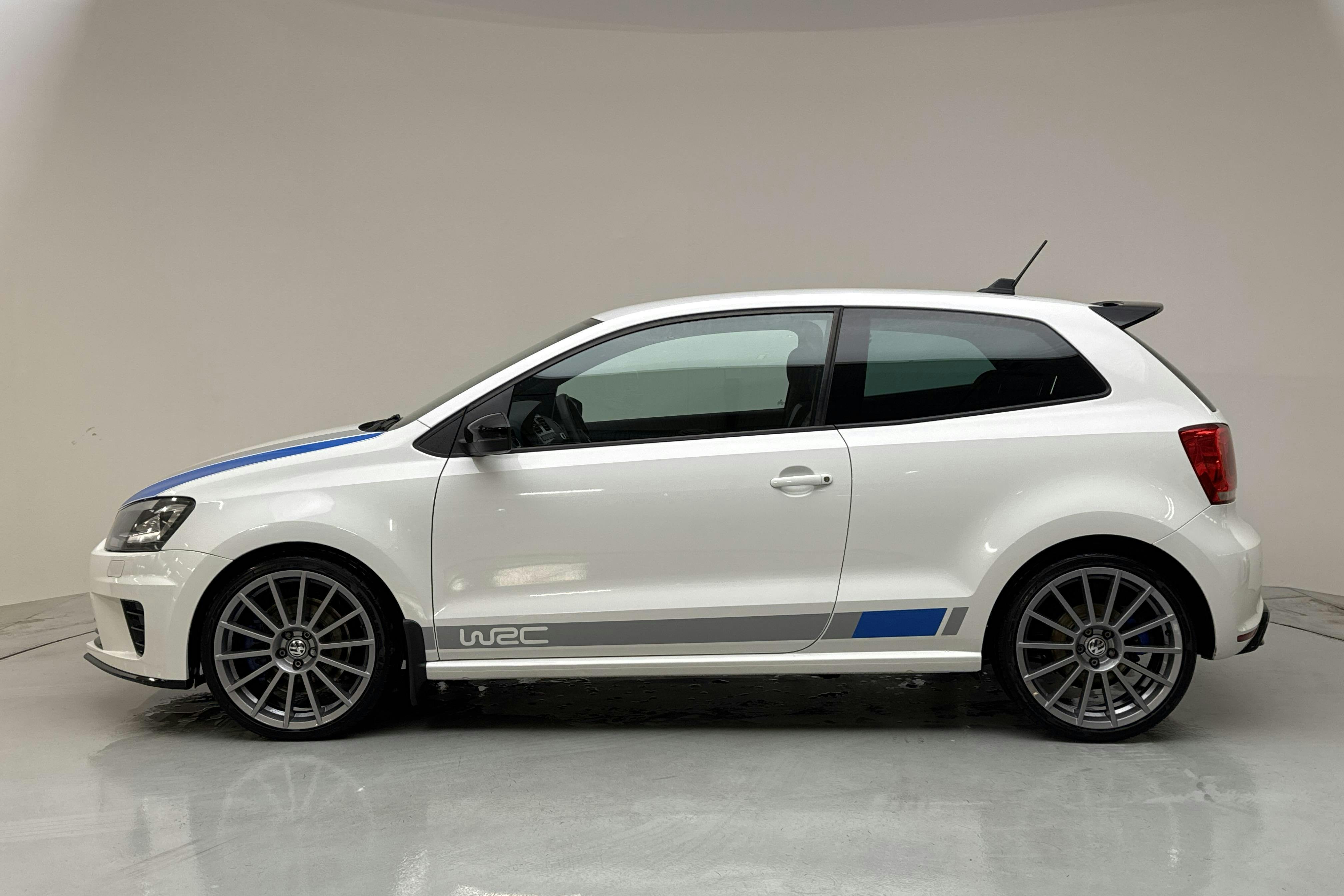 VW Polo 2.0 TSI 3dr (220hk) - 9 823 mil - Manuell - vit - 2014