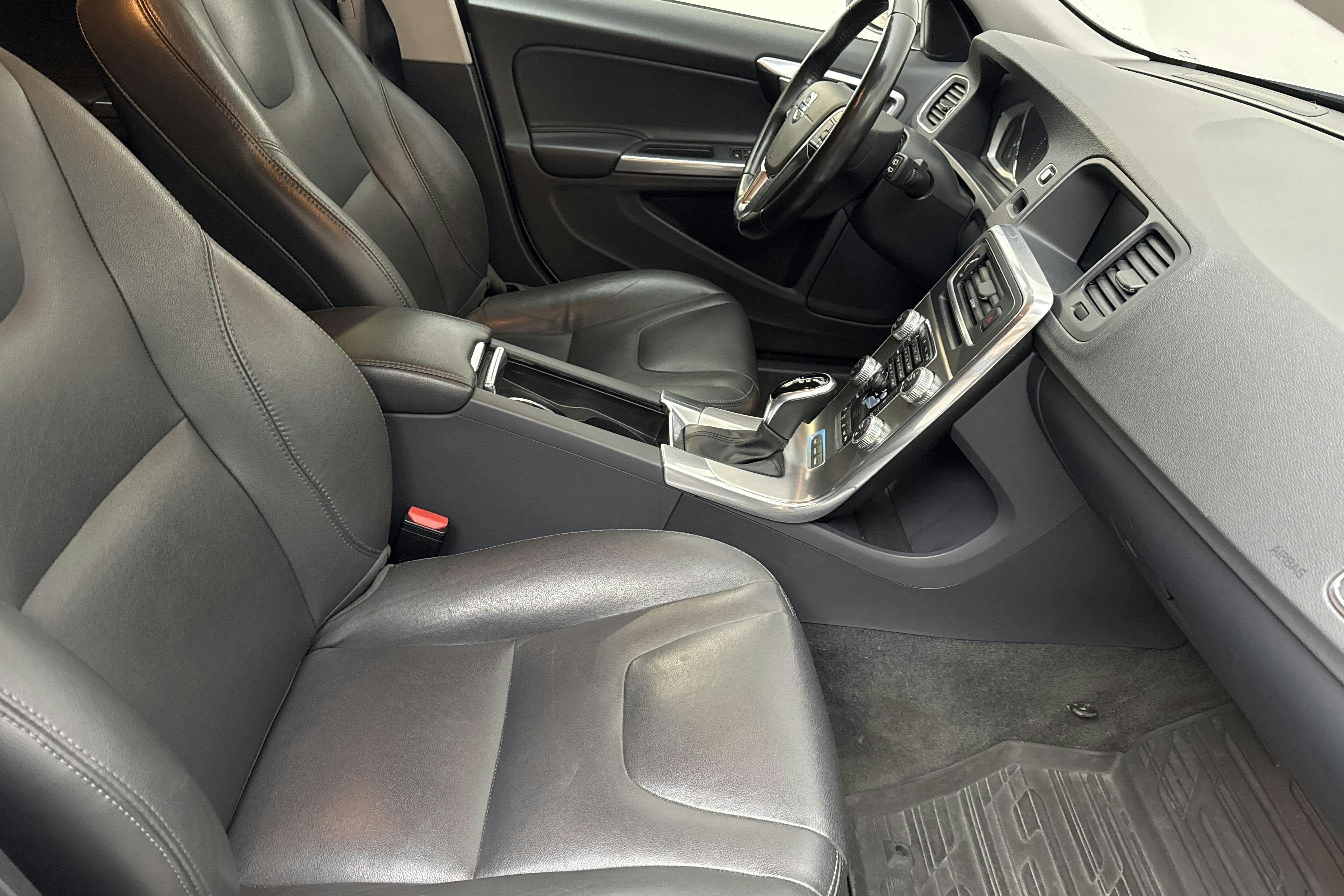 Volvo V60 D5 AWD Twin Engine (163hk) - 166 190 km - Automatic - white - 2018