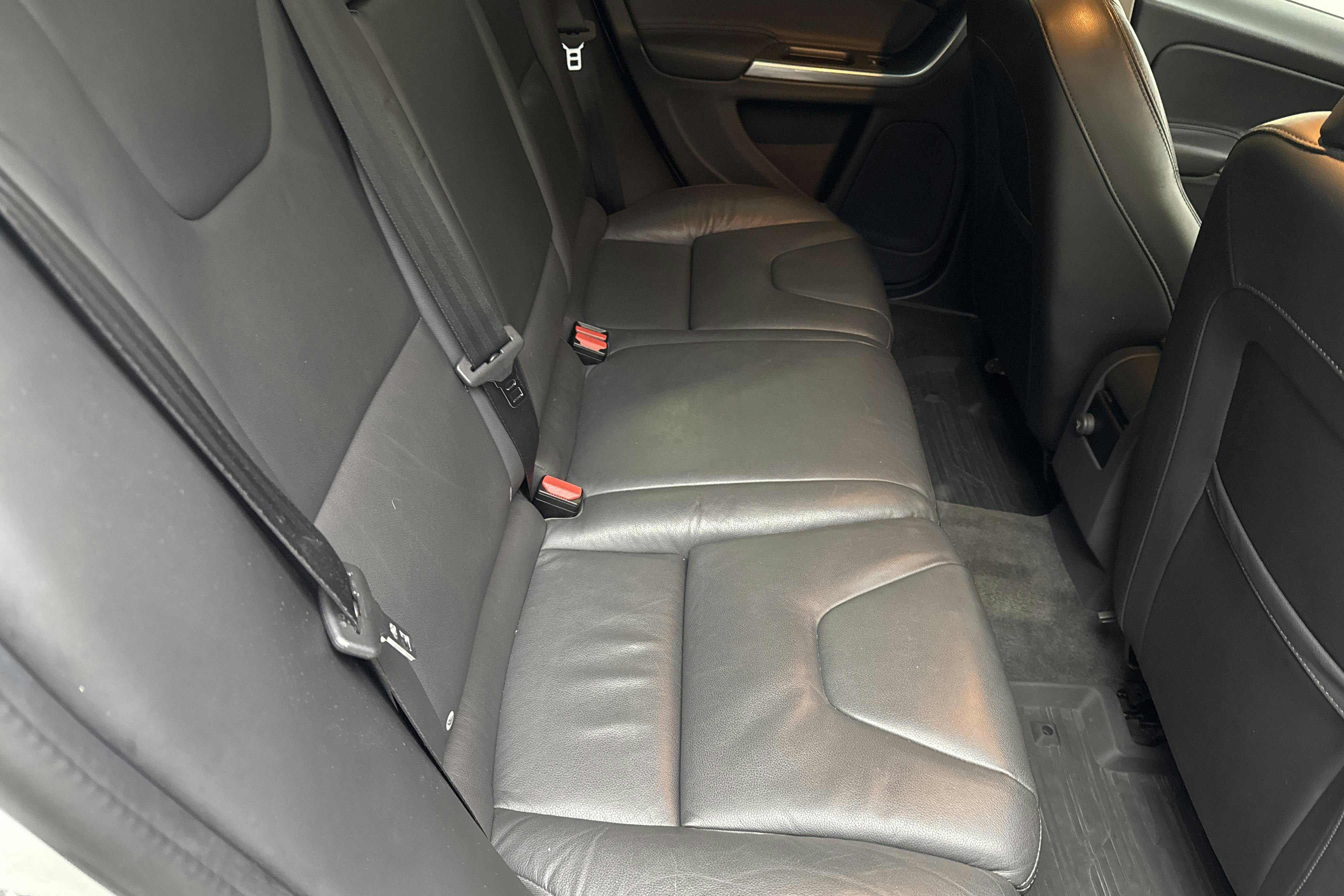 Volvo V60 D5 AWD Twin Engine (163hk) - 166 190 km - Automatic - white - 2018