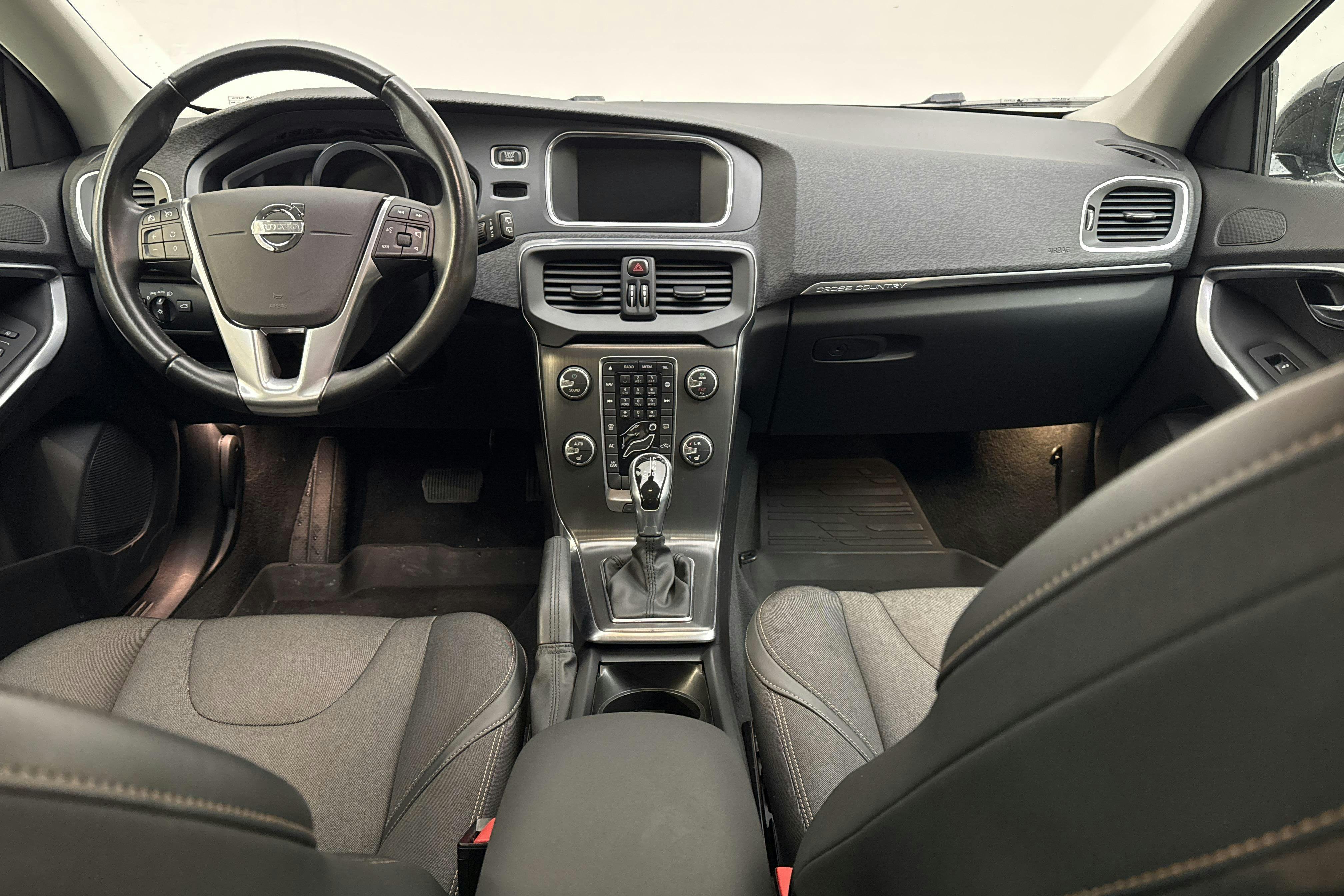 Volvo V40 Cross Country D2 (115hk) - 42 490 km - Automaatne - must - 2015