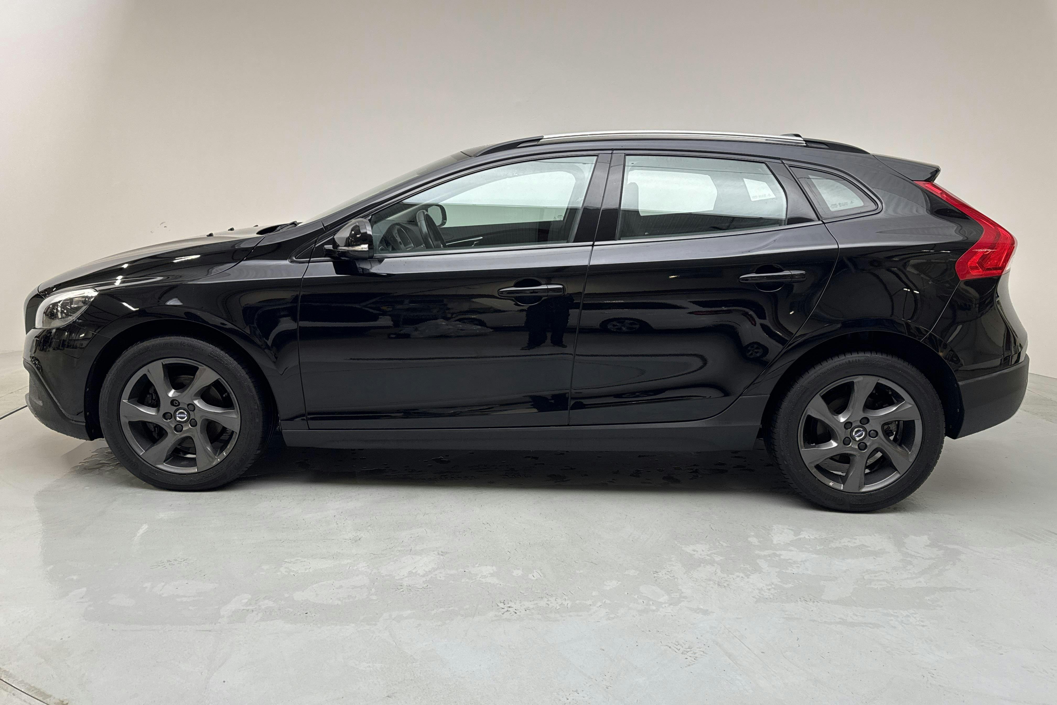 Volvo V40 Cross Country D2 (115hk) - 42 490 km - Automaatne - must - 2015