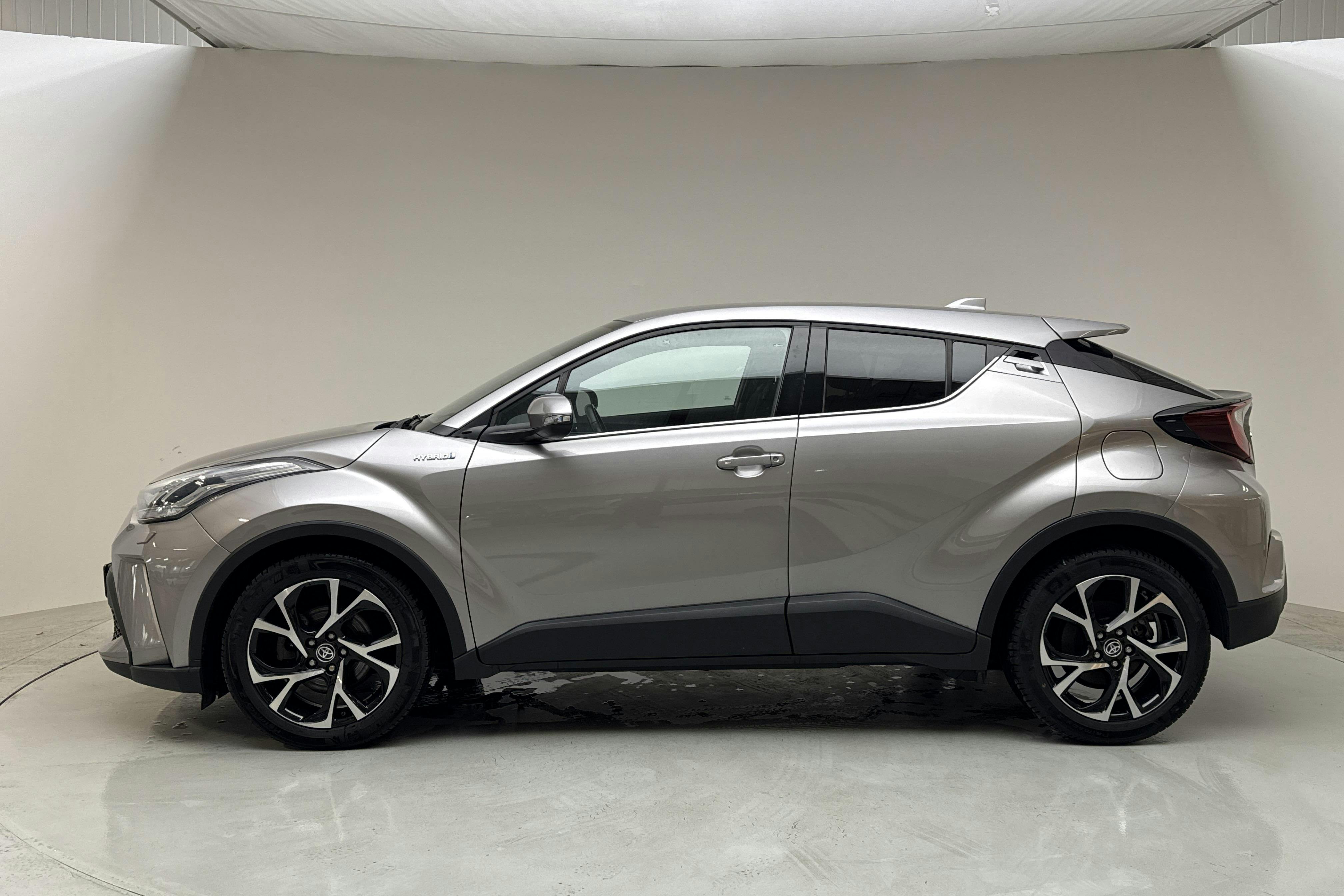 Toyota C-HR 1.8 HSD (122hk) - 3 526 mil - Automat - Dark Grey - 2021