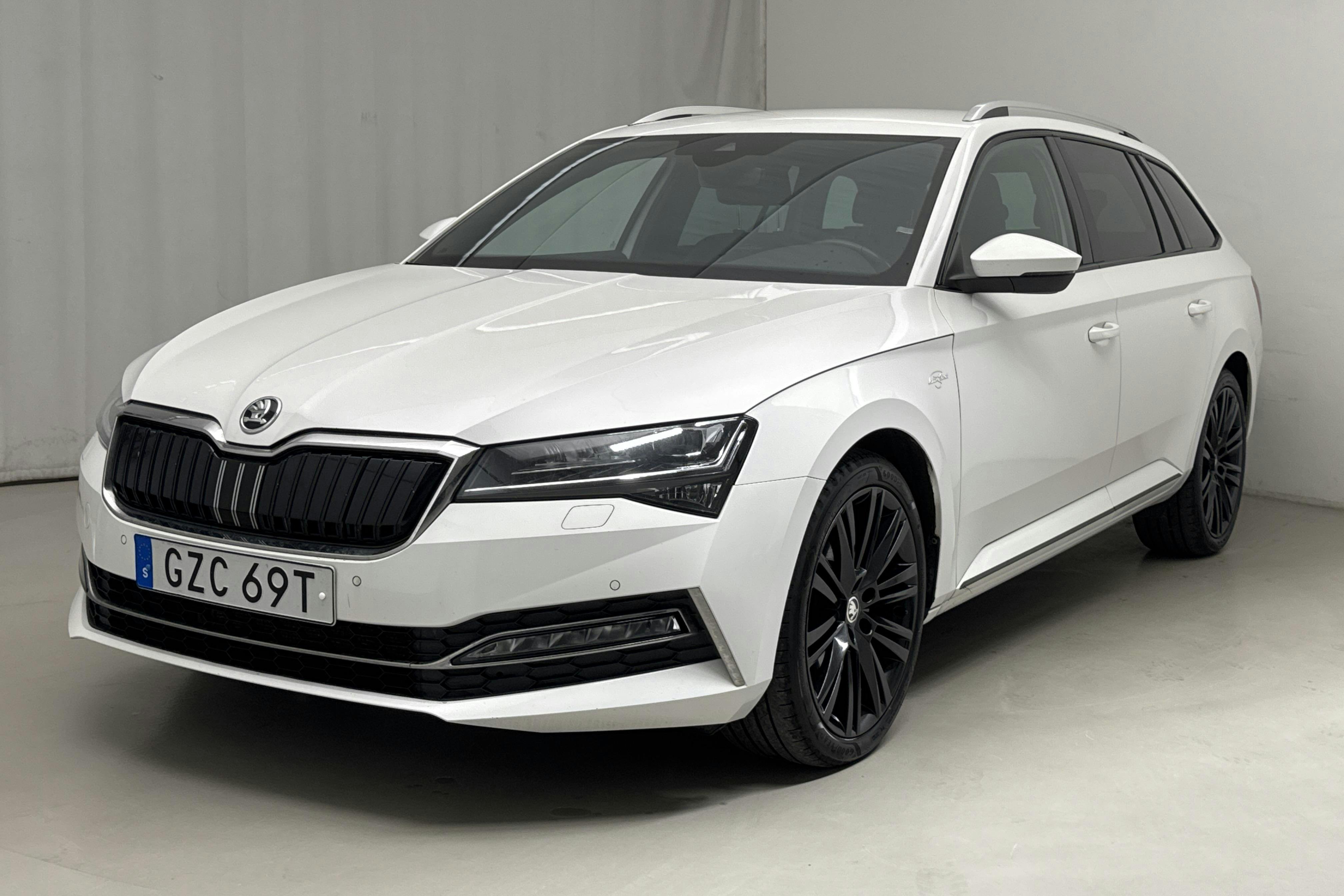 Skoda Superb 1.4 TSI PHEV Kombi (218hk) - 10 413 mil - Automat - vit - 2021