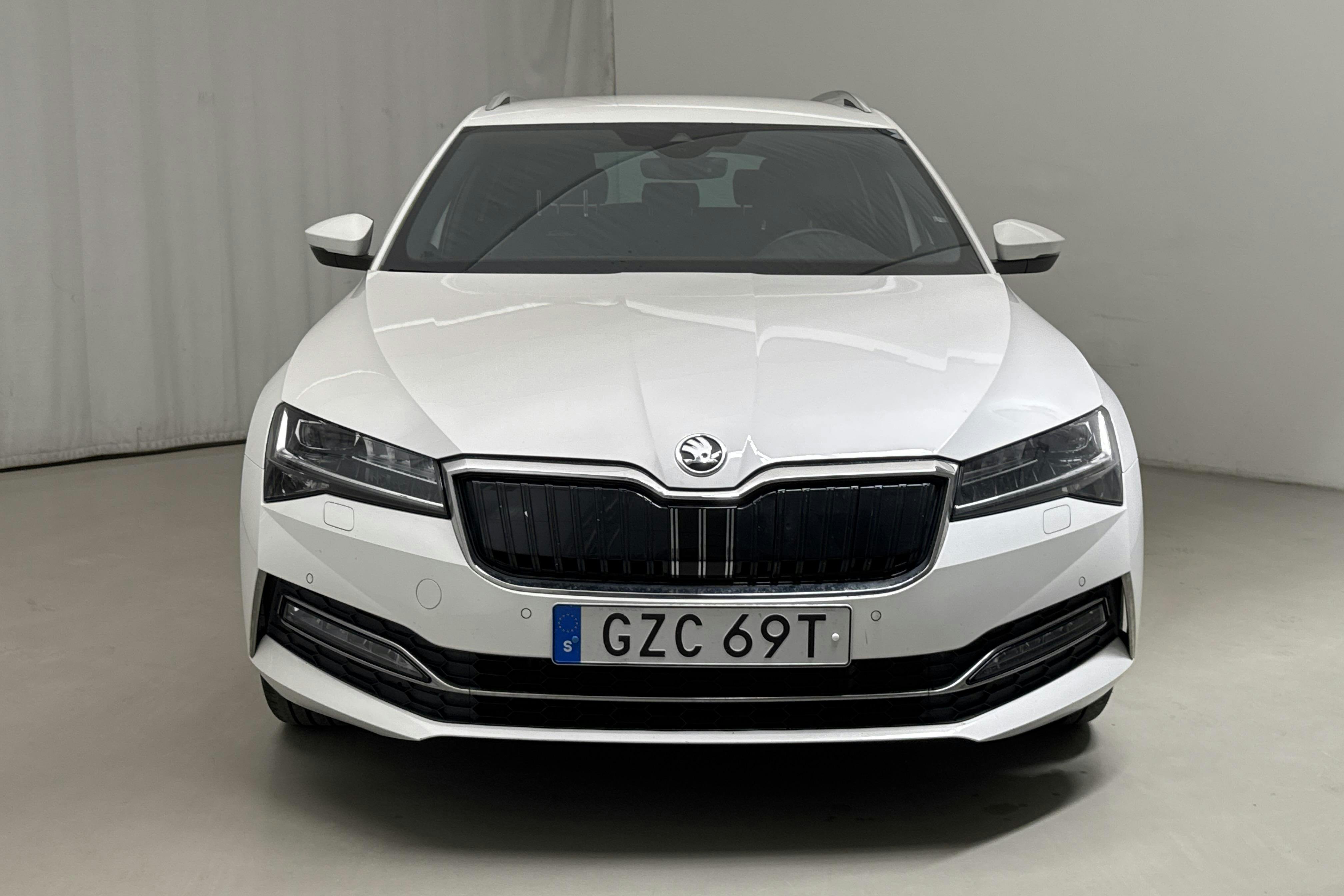 Skoda Superb 1.4 TSI PHEV Kombi (218hk) - 104 130 km - Automatic - white - 2021