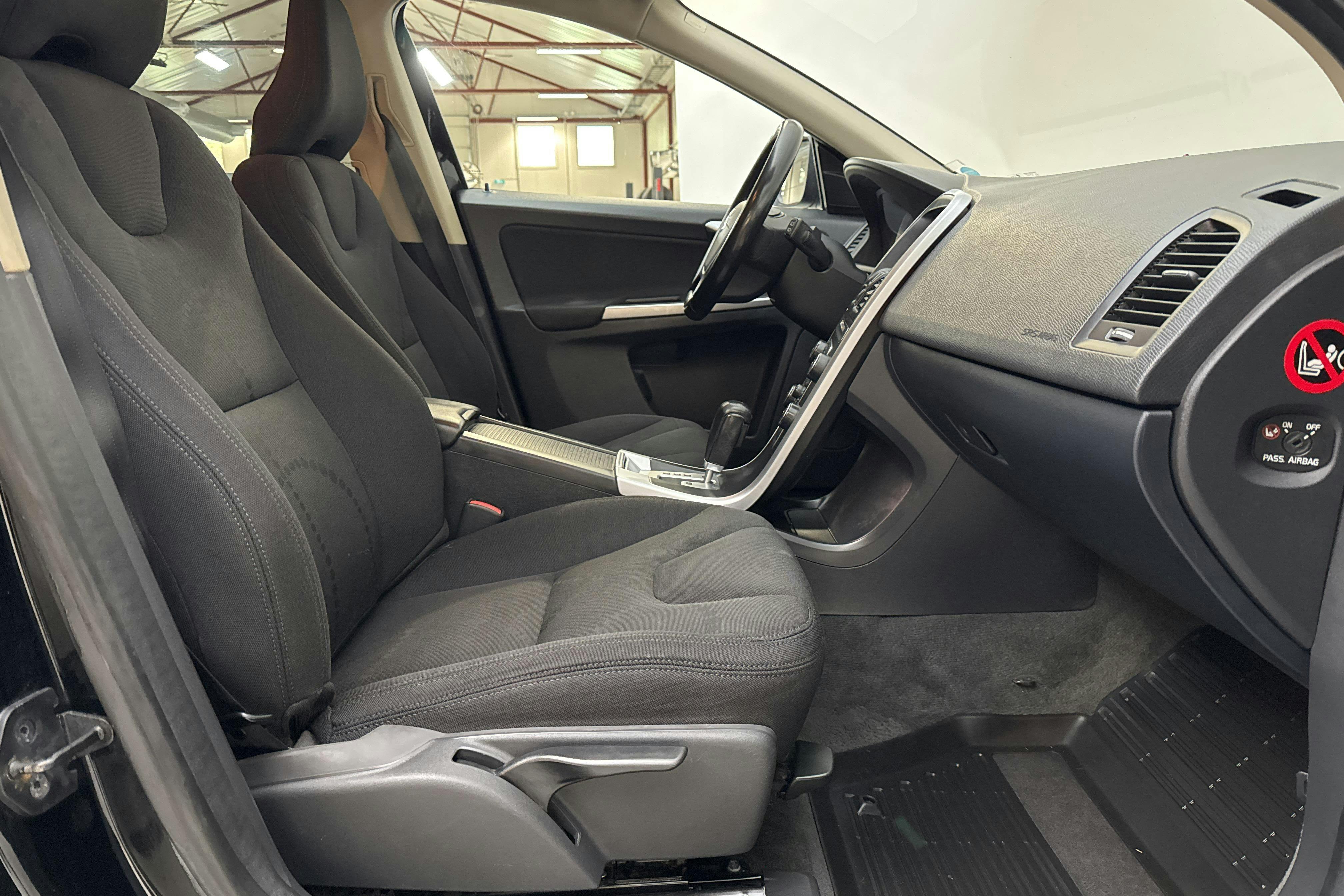 Volvo XC60 D3 2WD (163hk) - 281 700 km - Automatyczna - czarny - 2012
