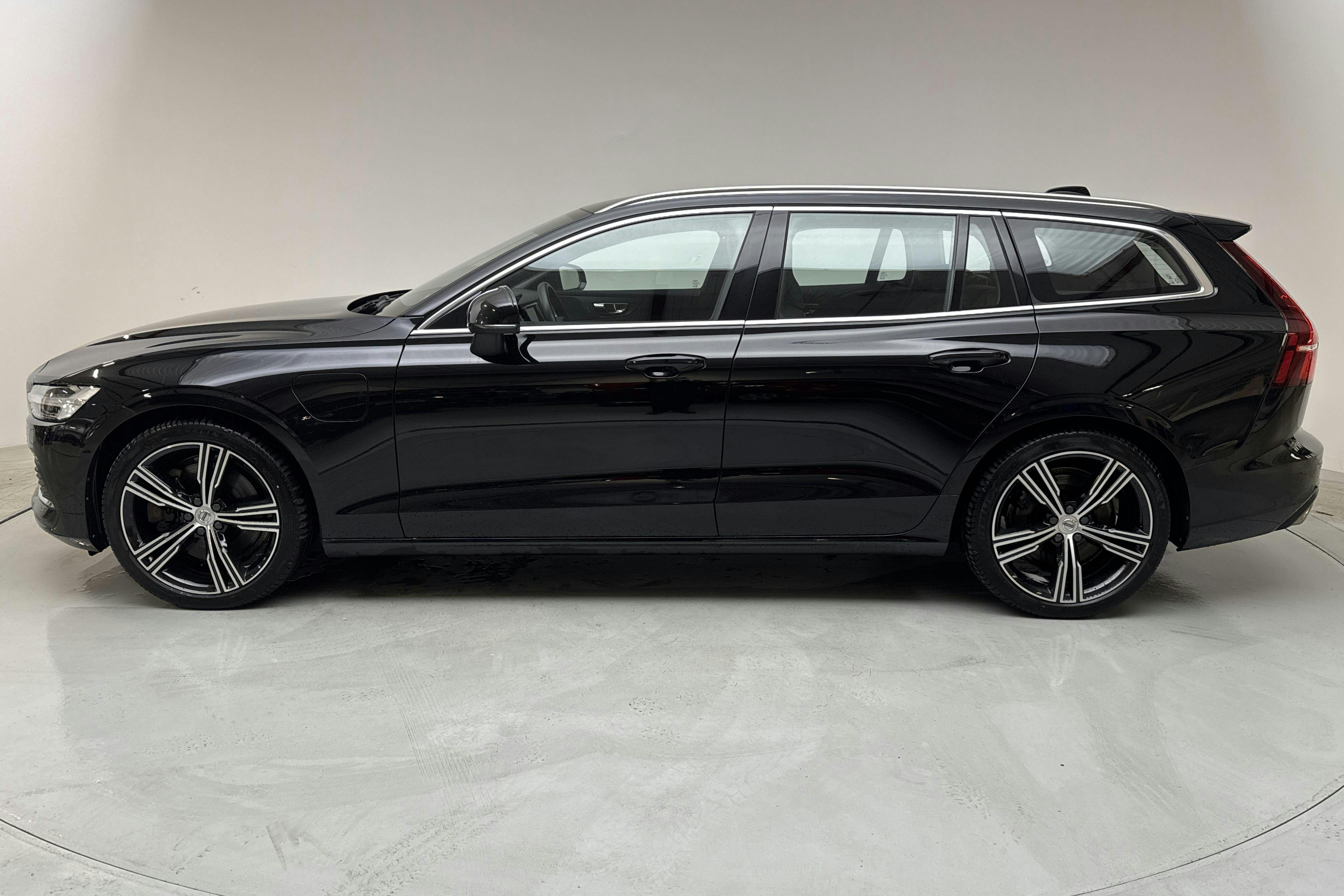 Volvo V60 T6 AWD Recharge (350hk) - 8 431 mil - Automat - svart - 2022