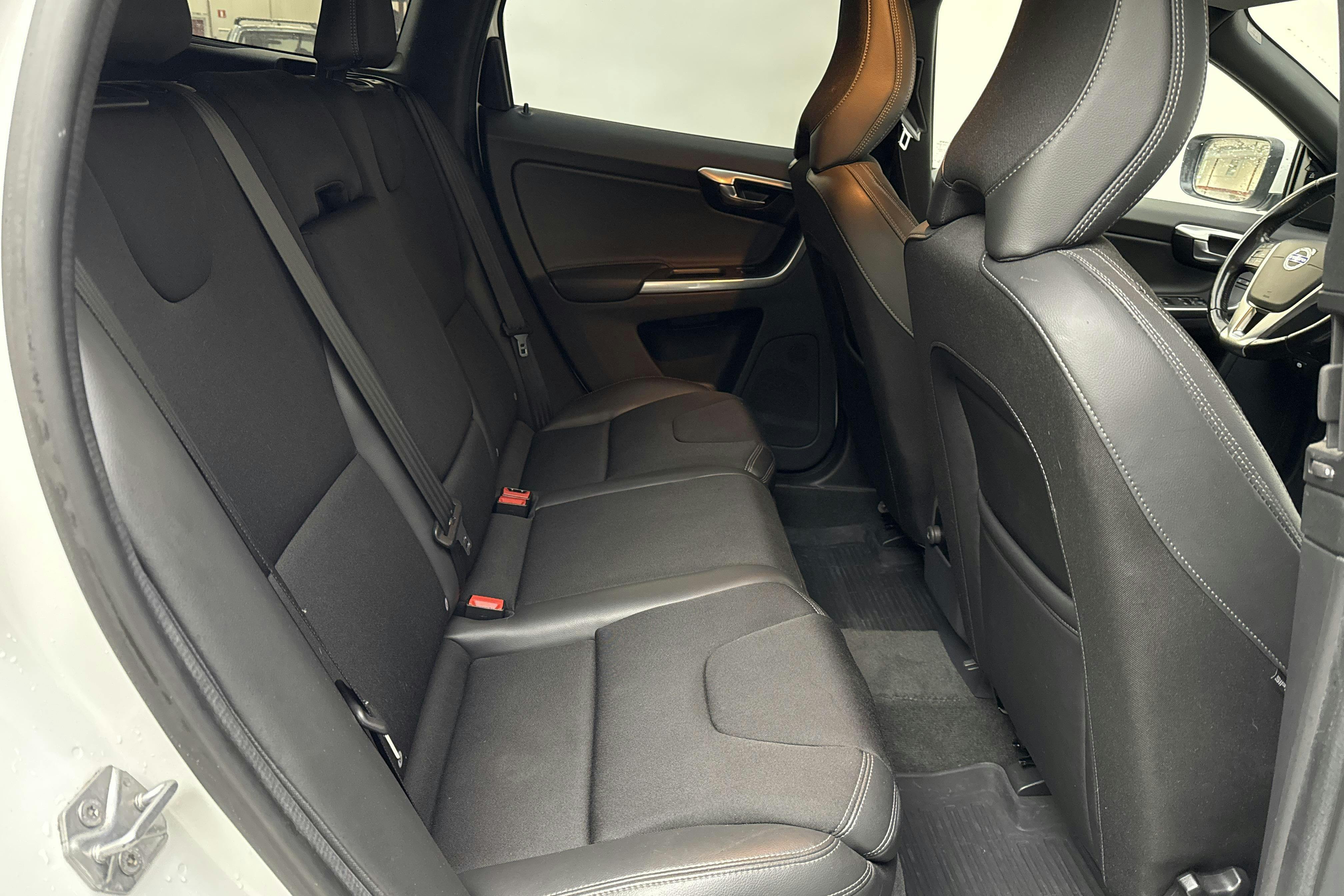 Volvo XC60 D4 2WD (190hk) - 253 750 km - Manual - white - 2017