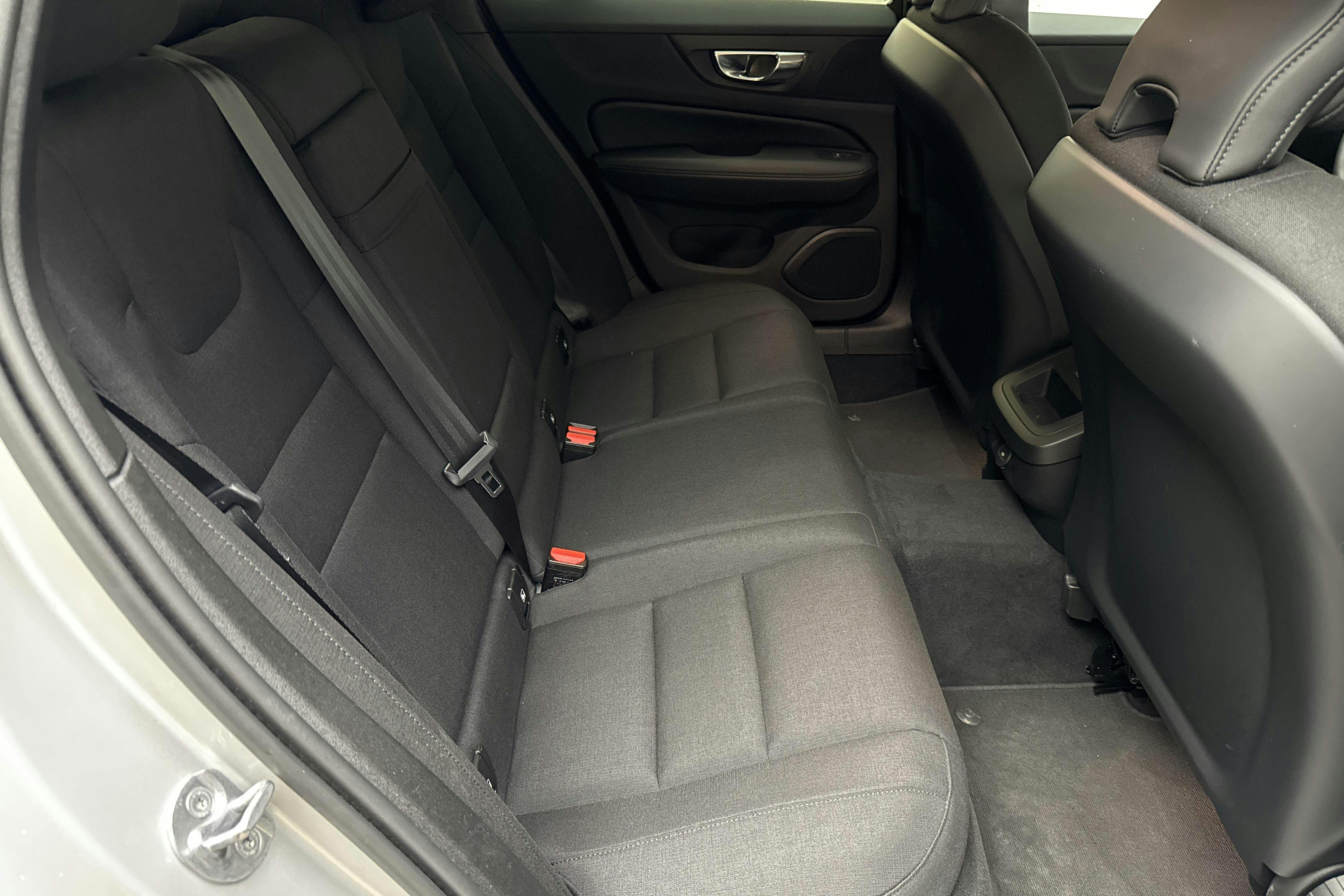 Volvo V60 B4 Cross Country AWD Mildhybrid, Diesel (197hk) - 8 991 mil - Automat - silver - 2022