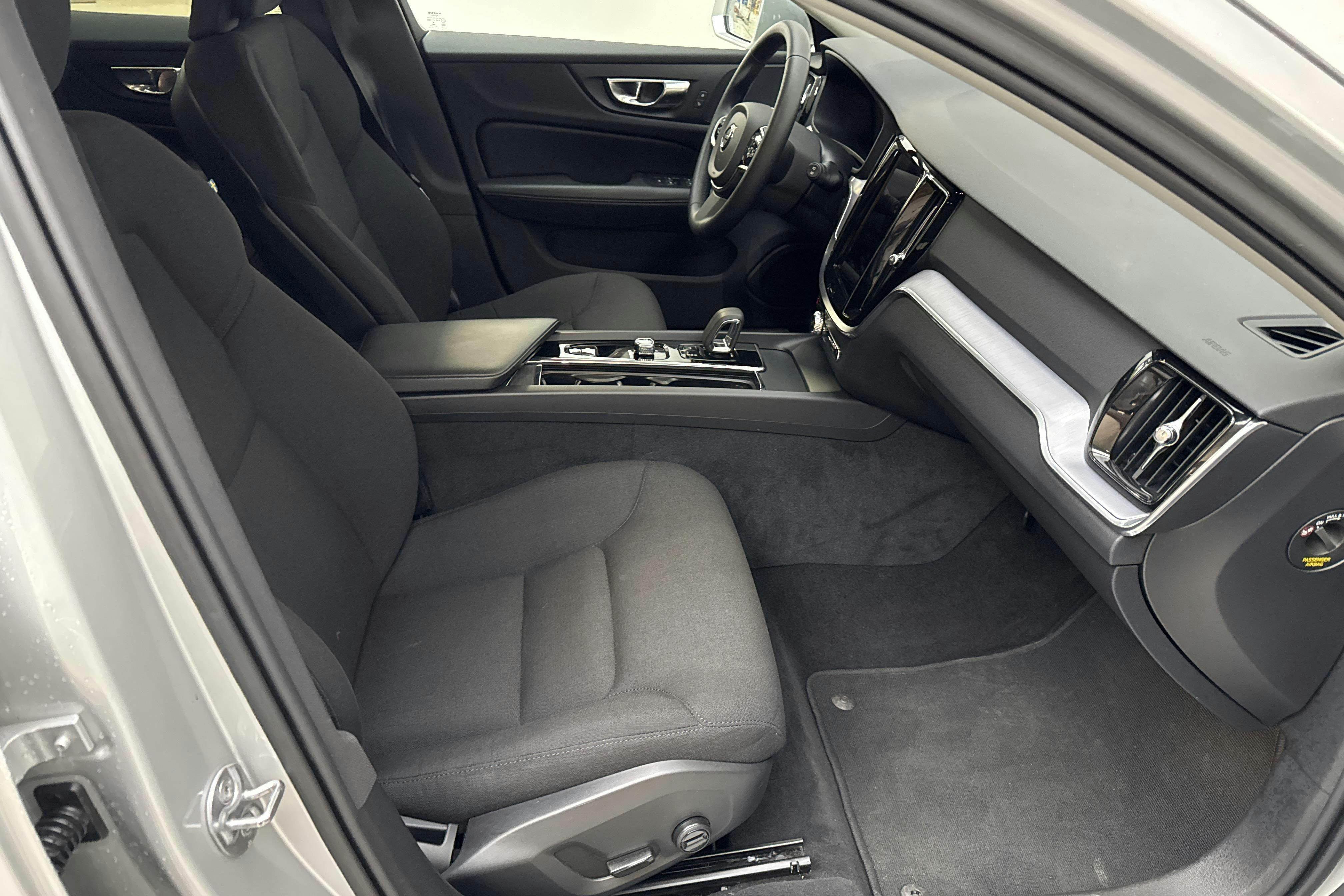 Volvo V60 B4 Cross Country AWD Mildhybrid, Diesel (197hk) - 8 991 mil - Automat - silver - 2022