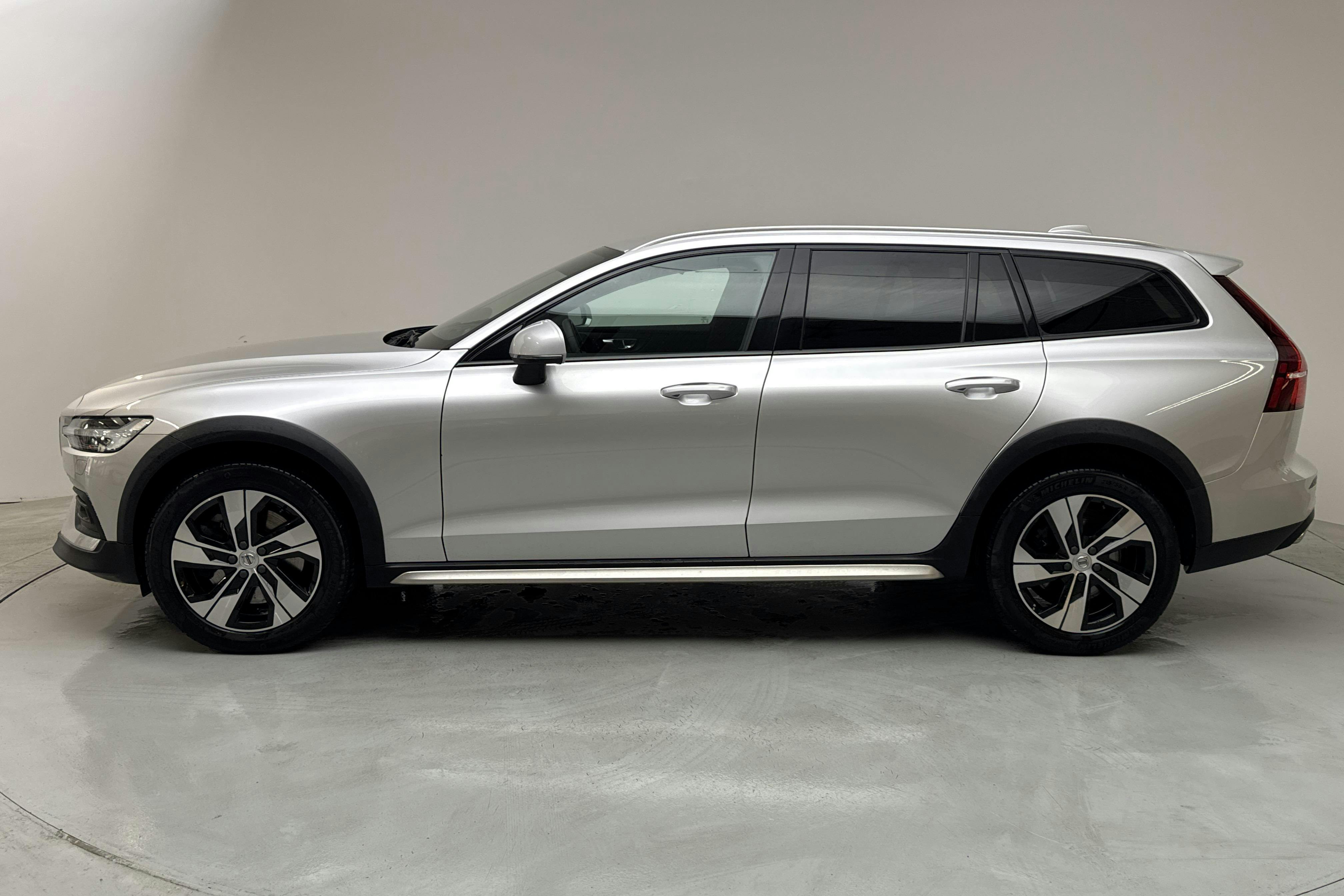 Volvo V60 B4 Cross Country AWD Mildhybrid, Diesel (197hk) - 8 991 mil - Automat - silver - 2022