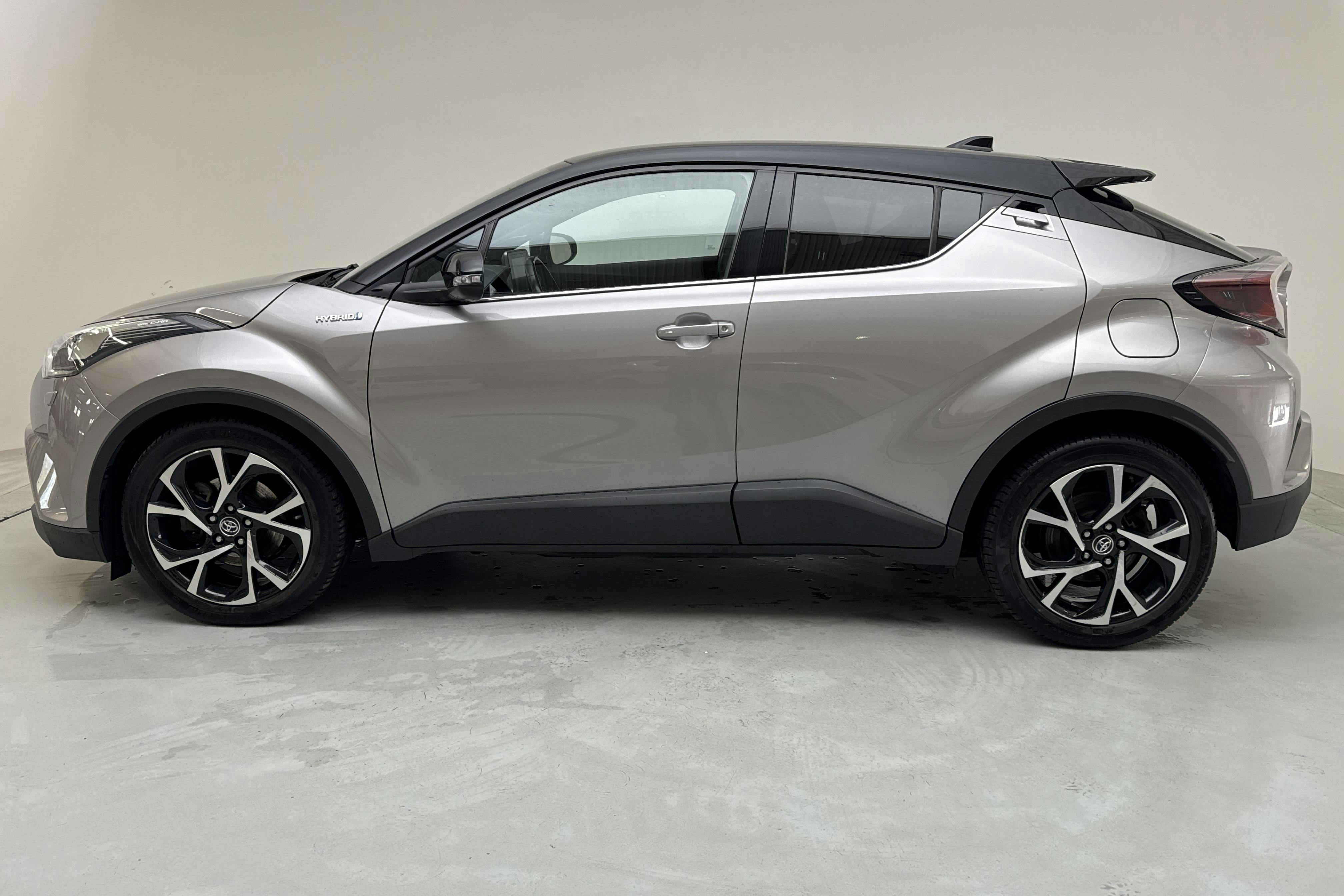 Toyota C-HR 1.8 HSD (122hk) - 8 786 mil - Automat - Dark Grey - 2019